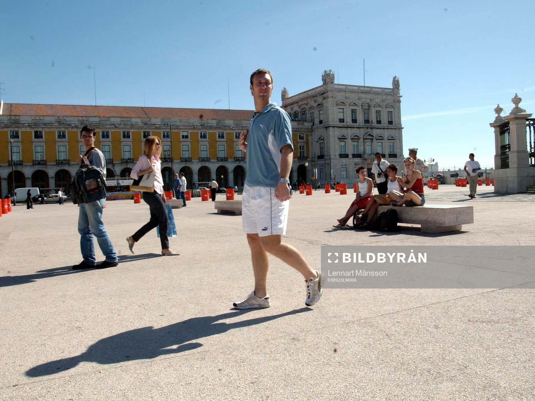 Niklas Skoog på promenad i Lissabon