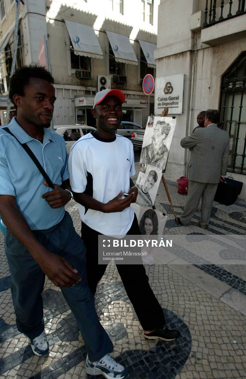Peter Ijeh och Joseph Elanga på shoppingtur på paradgatan