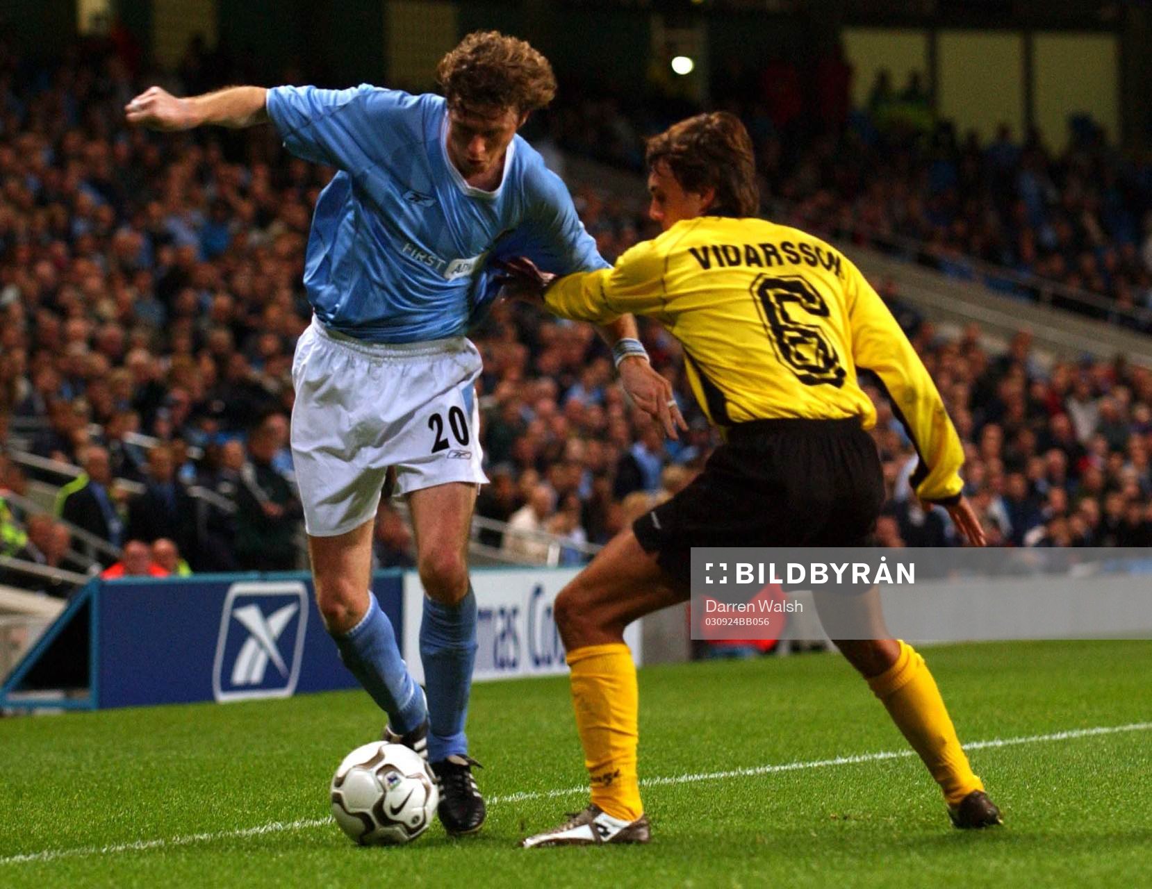  Steve McManaman - Manchester och Arnar Vidarsson - Lokeren