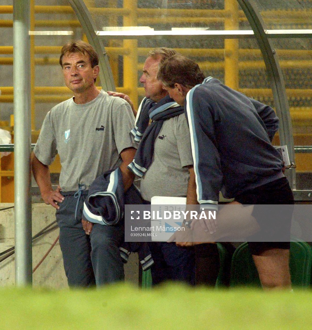 Bosse Nilsson och Mats Svensson tröstar Tom Prahl, tränare