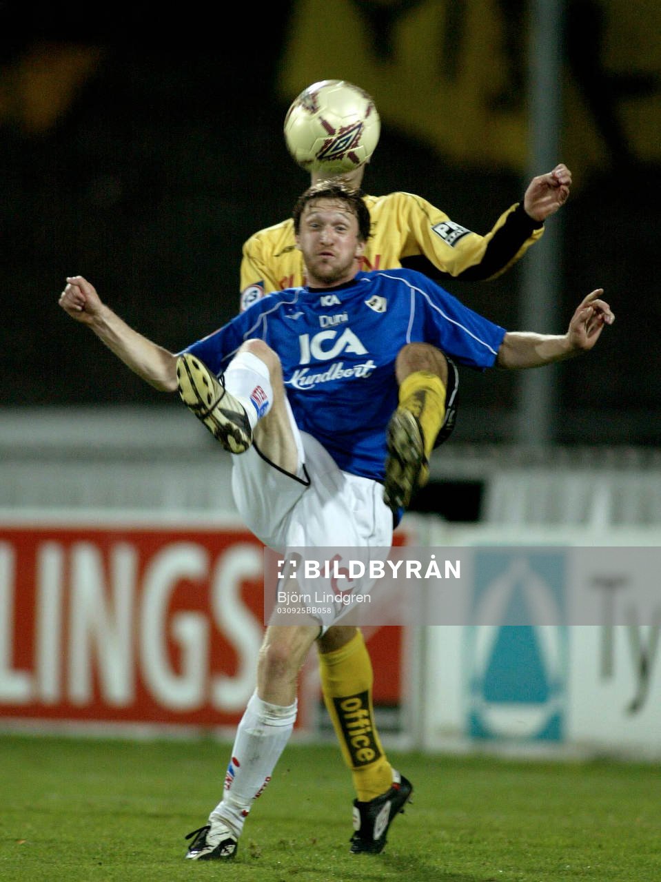   Mikael Nilsson, Halmstad och Joakim Alexandersson, Elfsborg i kamp om bollen.