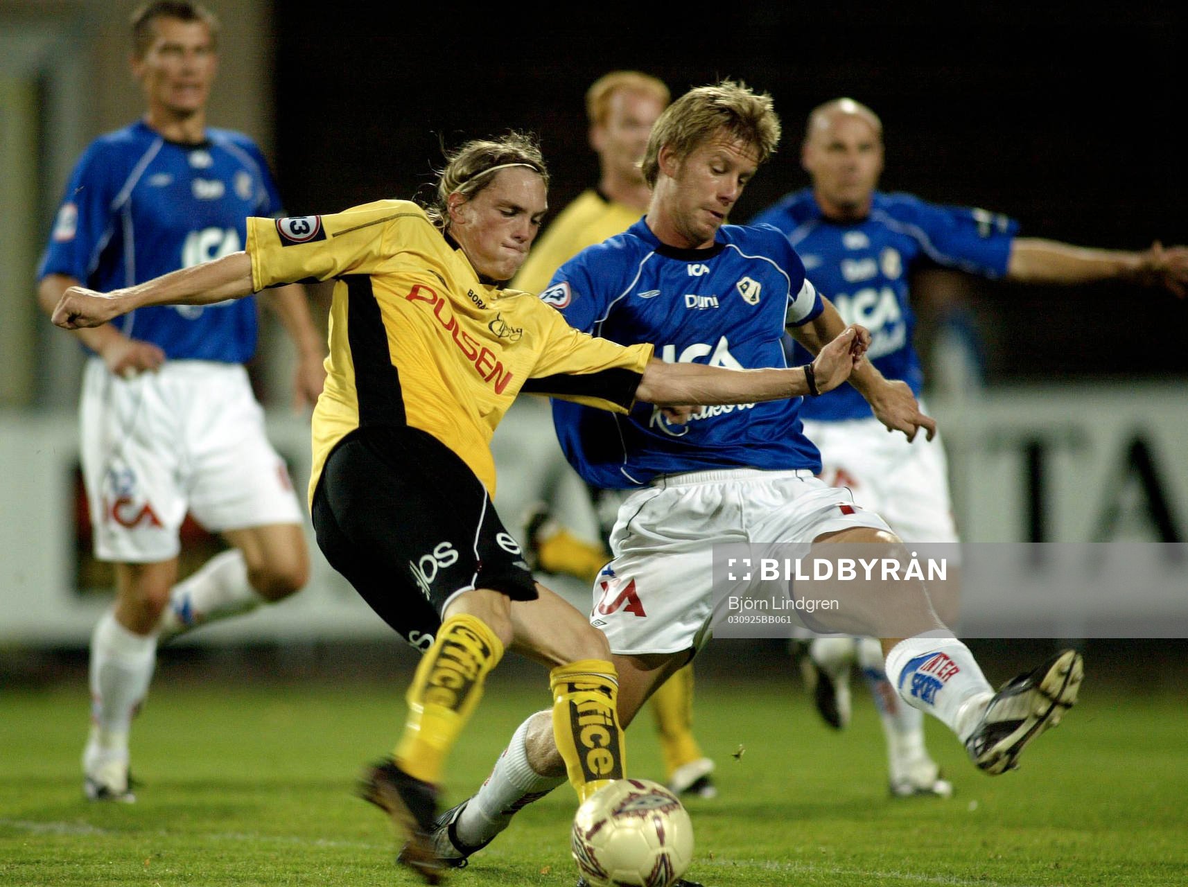   Lasse Nilsson, Elfsborg laddar iväg ett skott, Tommy Jönsson, Halmstad försöker täcka...