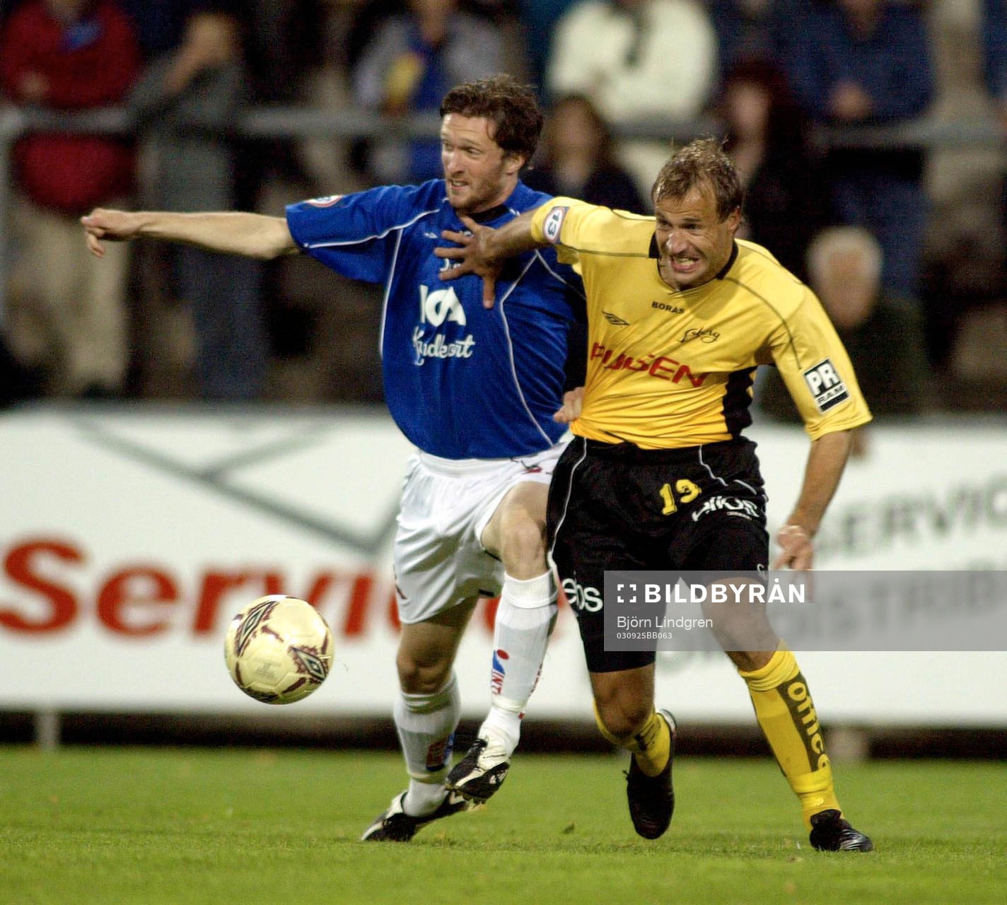   Hasse Berggren, Elfsborg tränger sig förbi Mikael Nilsson, Halmstad