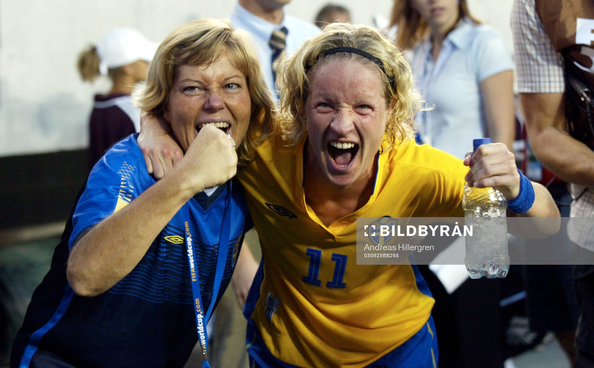 Victoria Svensson och Marika Domanski Lyfors, jubel 1-0