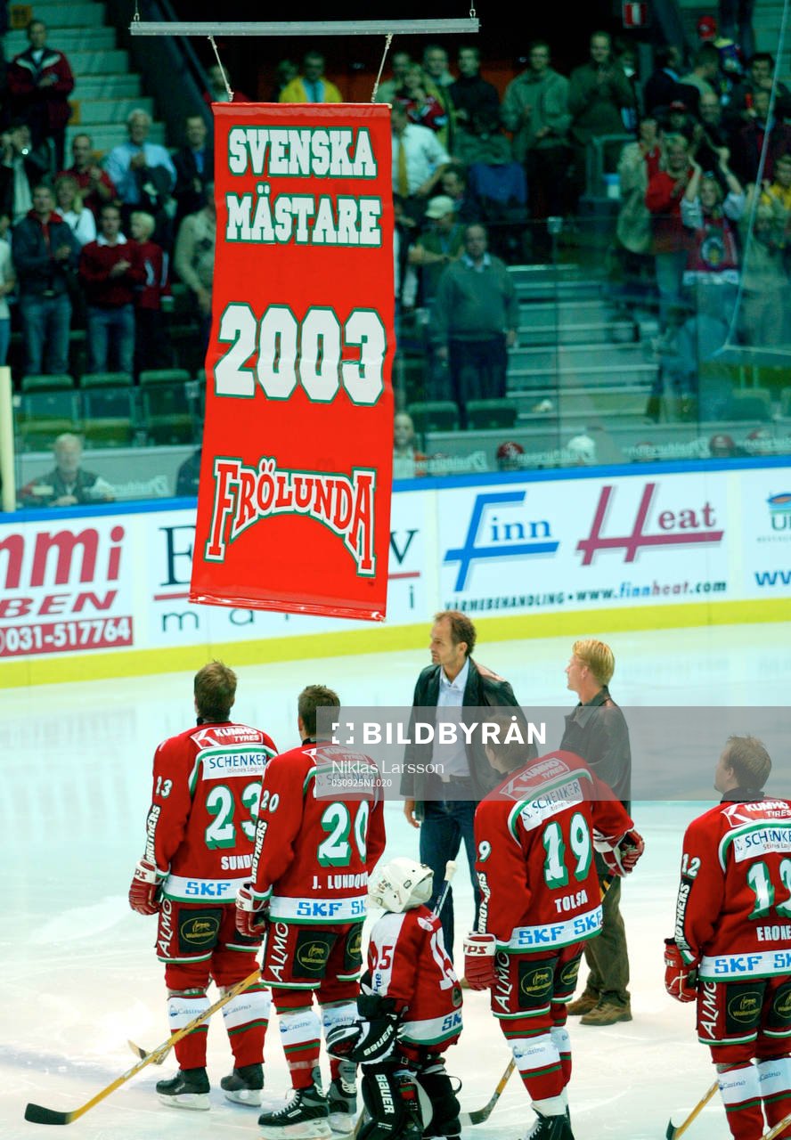 En flagga hissades till minne av SM-guldet 2003
