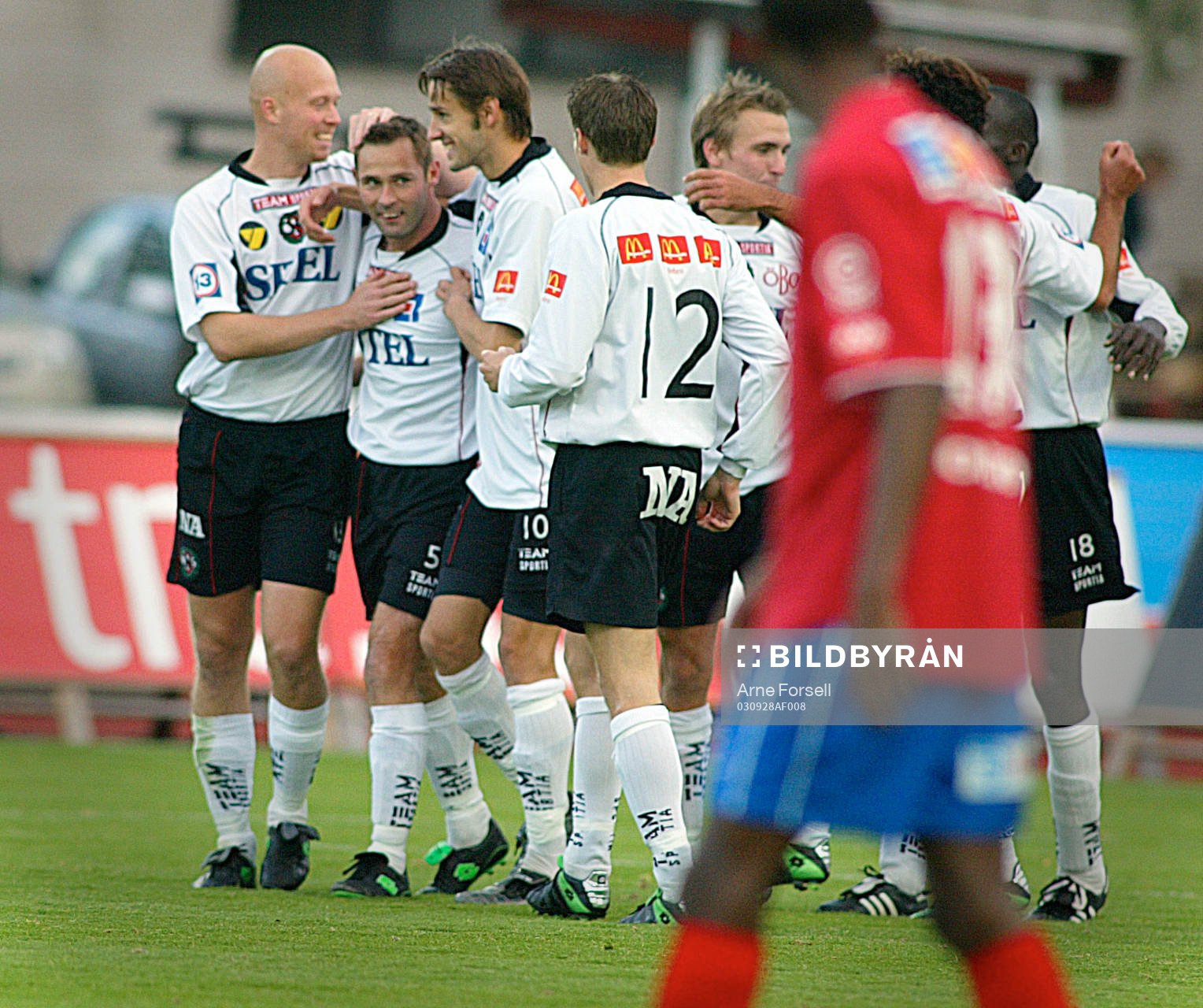 Lars Larsen har gjort 1 - 0 för Örebro och klappas om