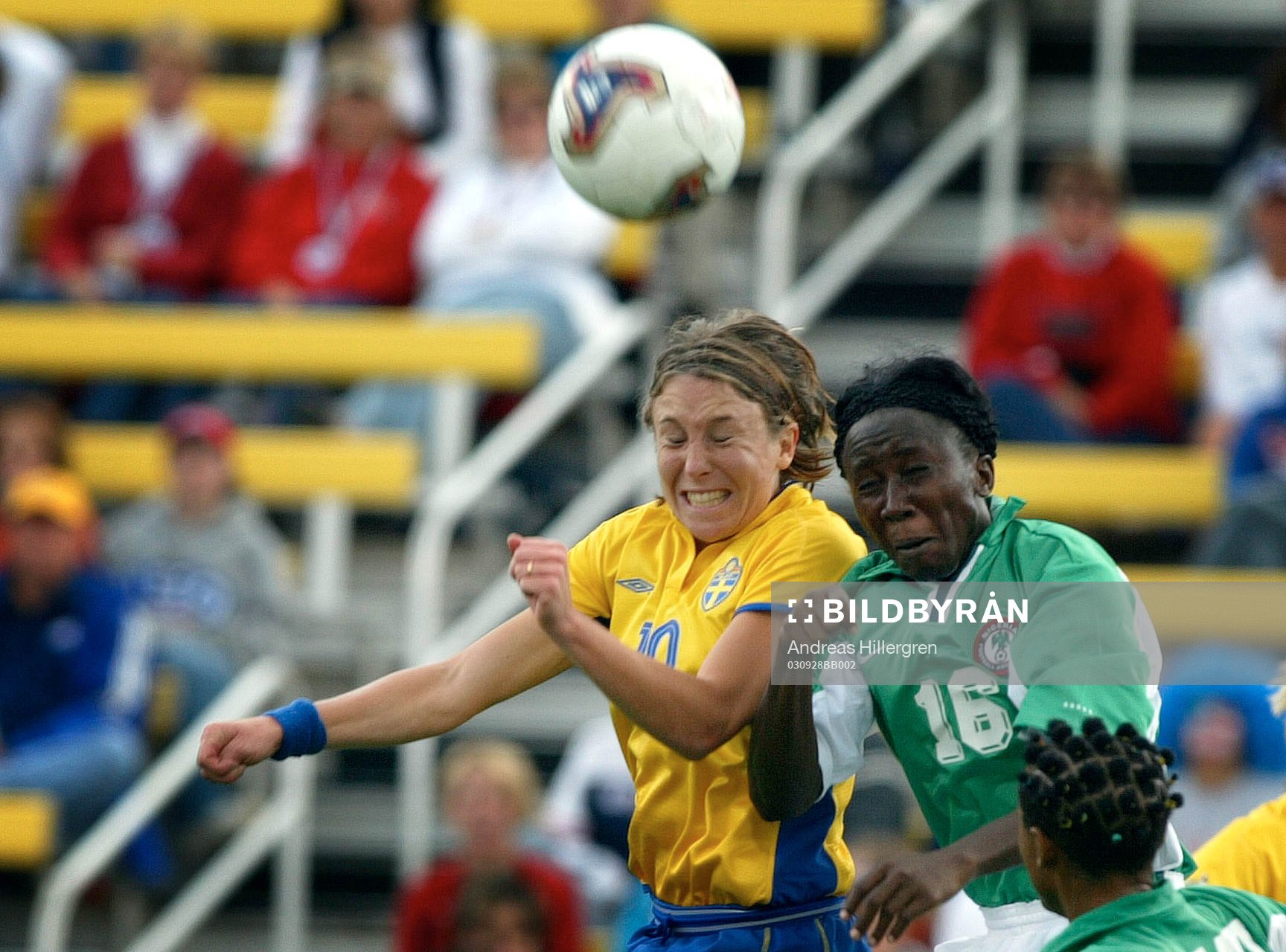 Fotboll, VM, Dam, Sverige - Nigeria: Hanna Ljungberg, Sverige och Iweta Florence, Nigeria