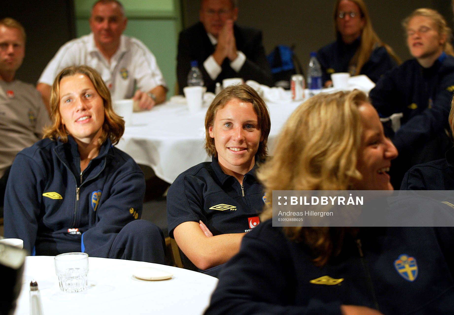 Malin Andersson och Hanna Ljungberg ser slutet på matchen