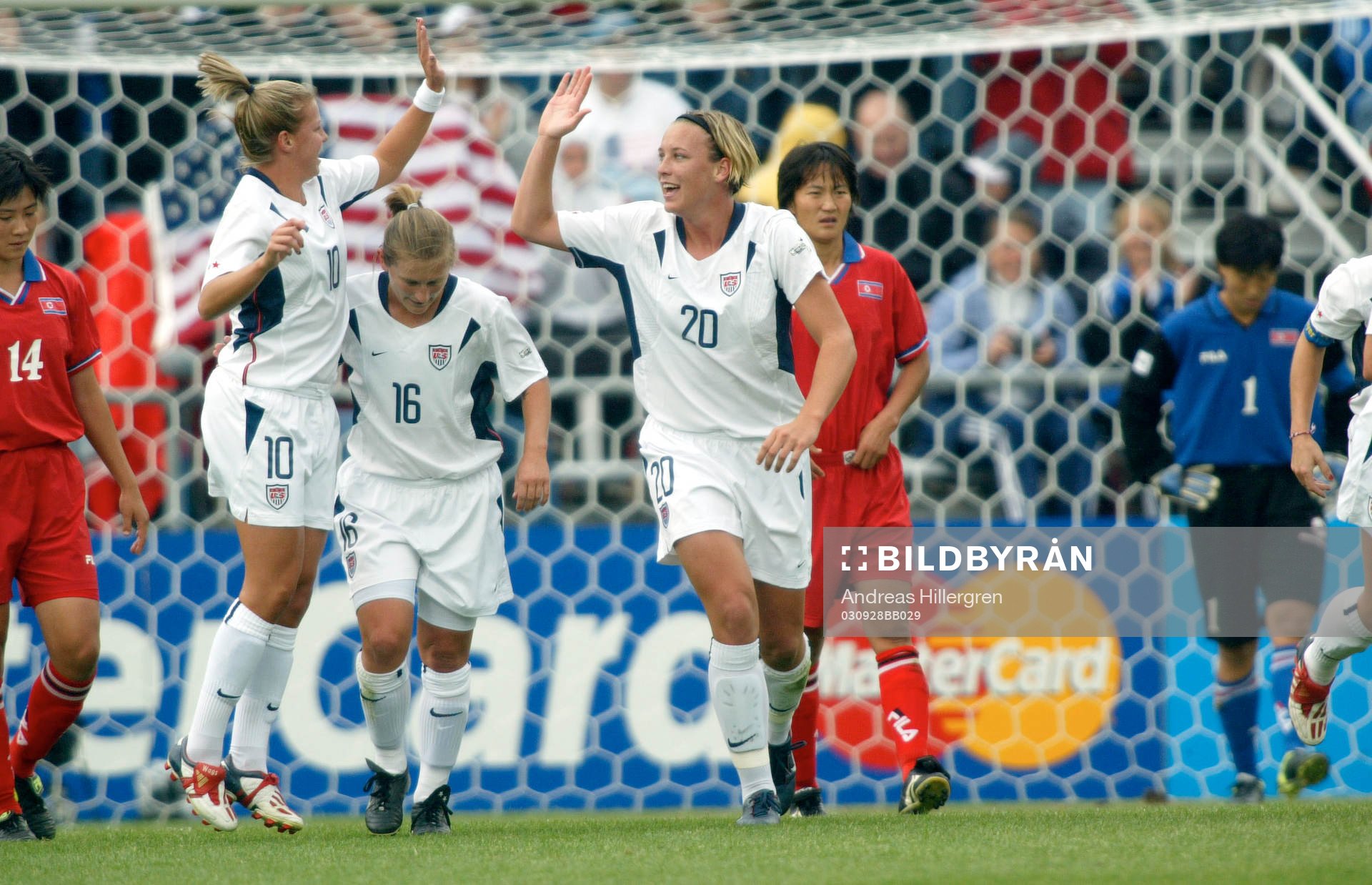 Abby Wambach, USA har gjort 0-1 på straff och jublar
