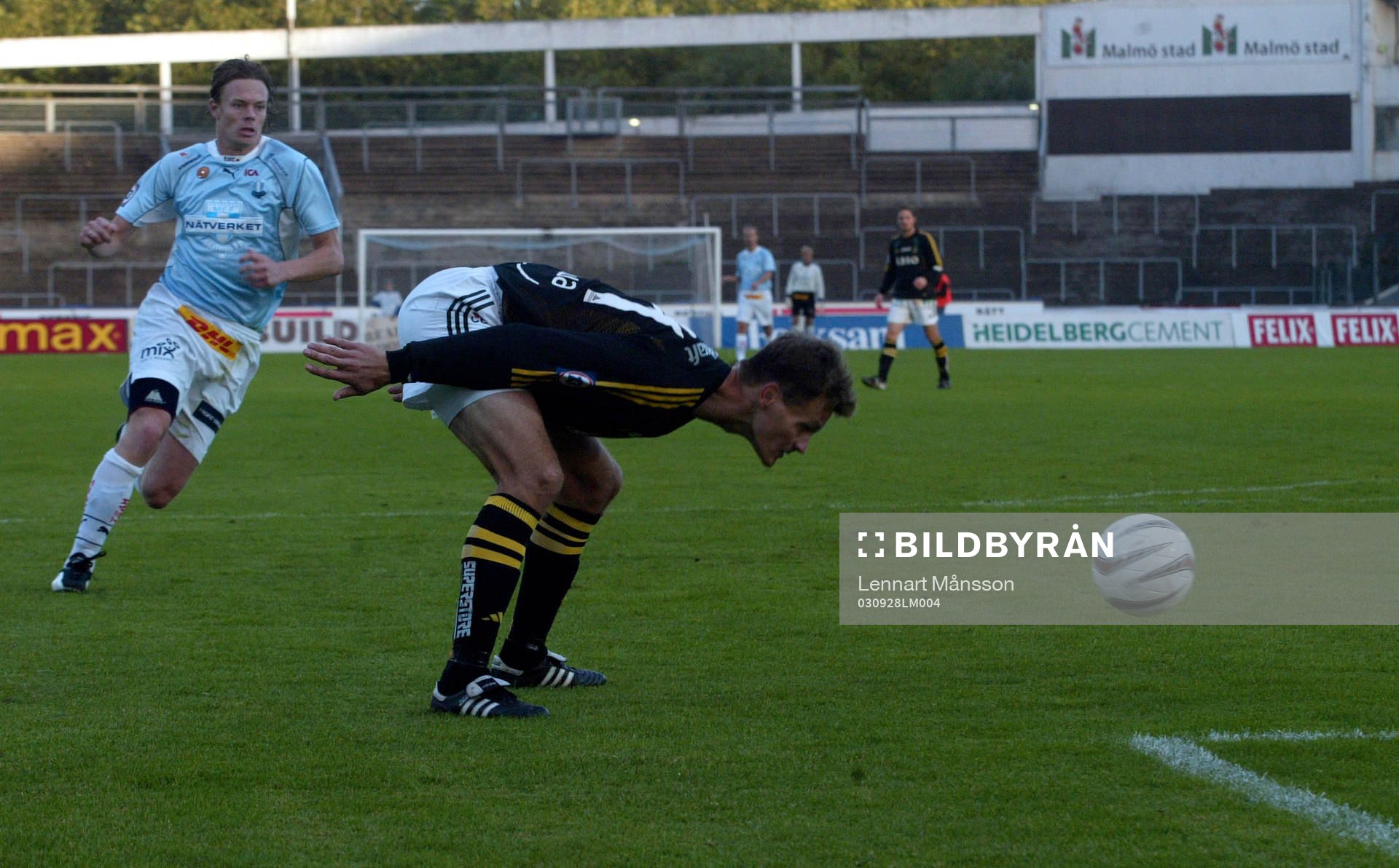 Fotboll, Allsvenskan, Malmö - AIK: Gary Sundgren, AIK nickar mot målvakten, men Andreas Yngvesson, Malmö - i bakgrunden - hinner före