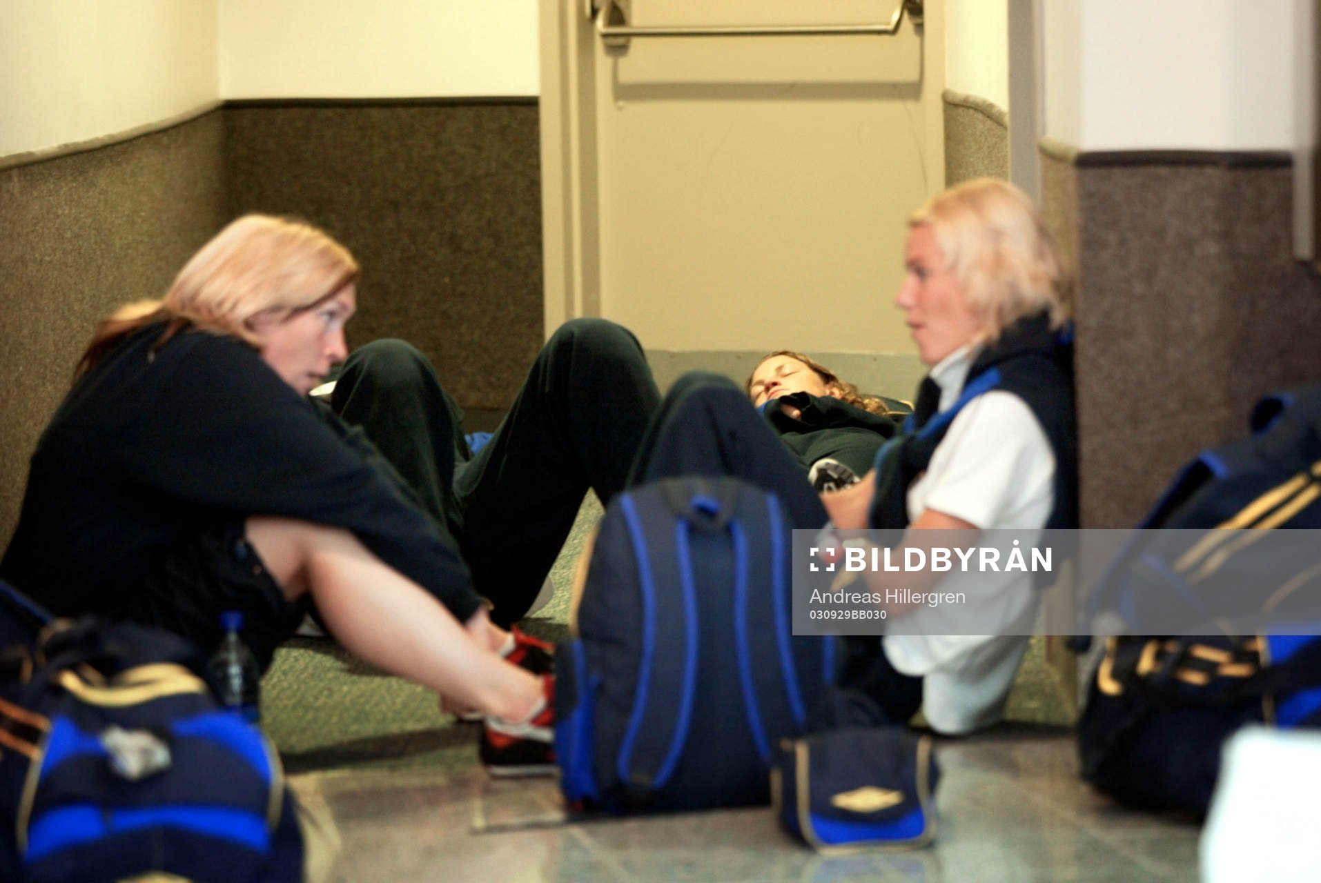 Caroline Jönsson, tar sig en tupplur medan Frida Östberg