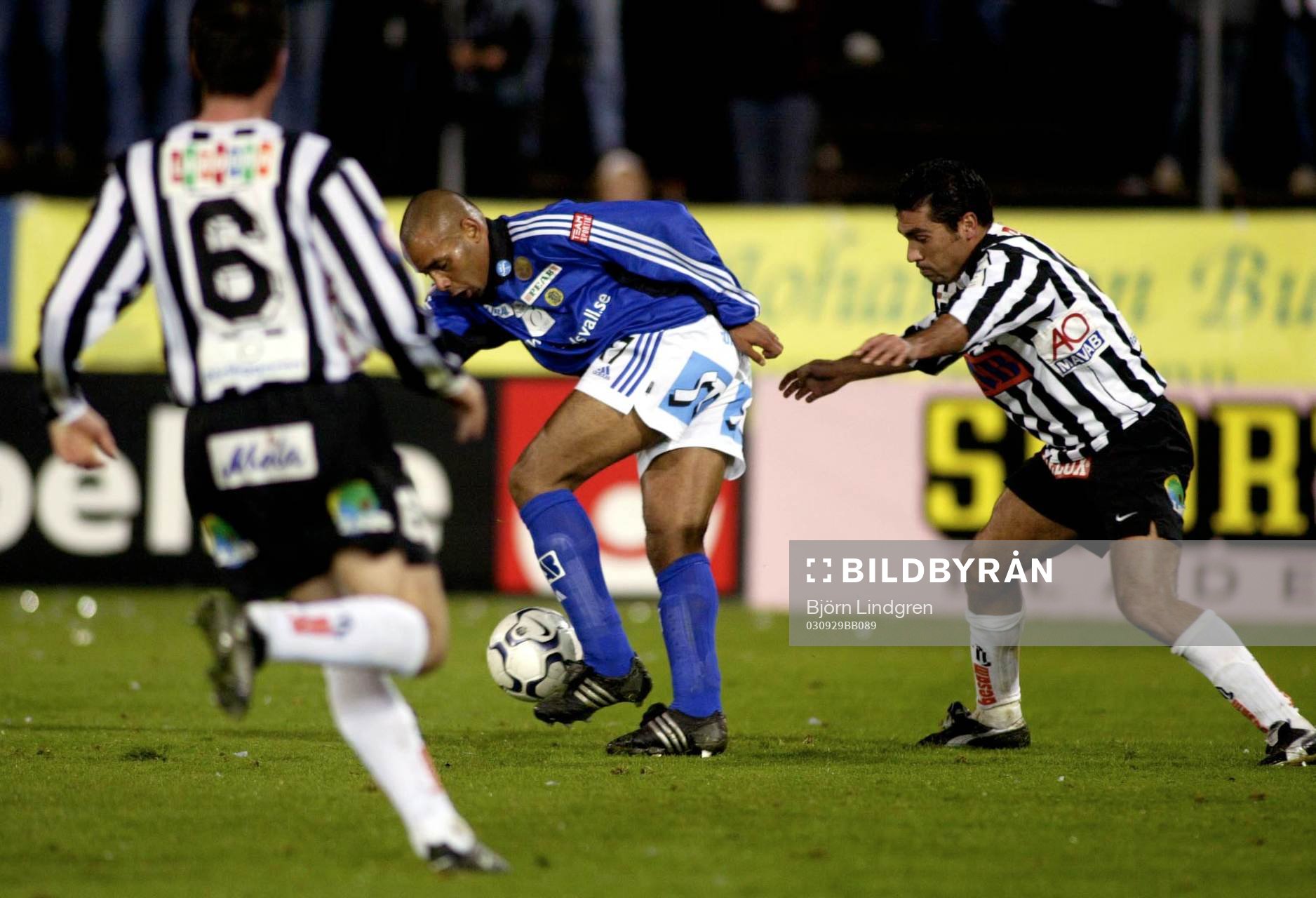  Cain Dotson, Sundsvall dribblar mot Hasan Cetinkaya och Allan Ravn Jensen, Landskrona