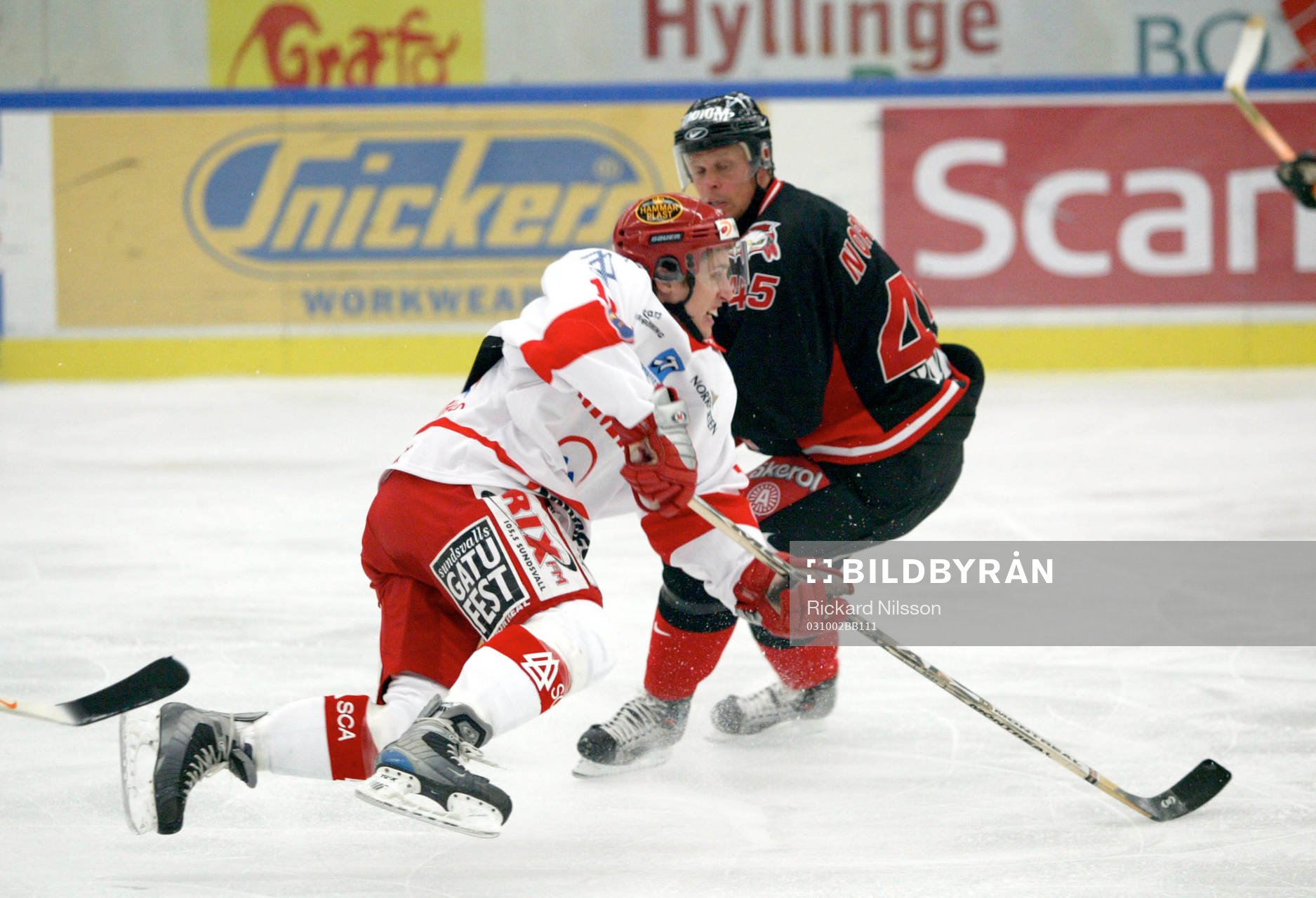 Mats Hansson, Timrå, flyger fram framför Johan Norgren,