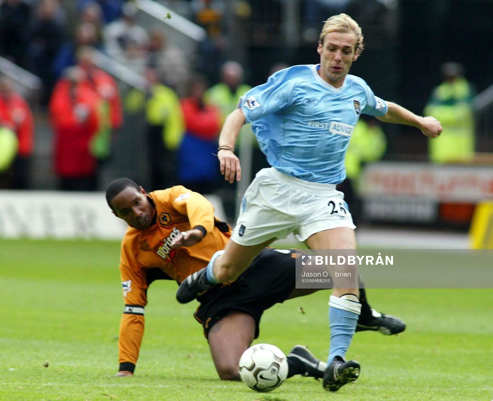  Paul Ince, Wolverhampton och   Paul Bosvelt, Manchester City in action