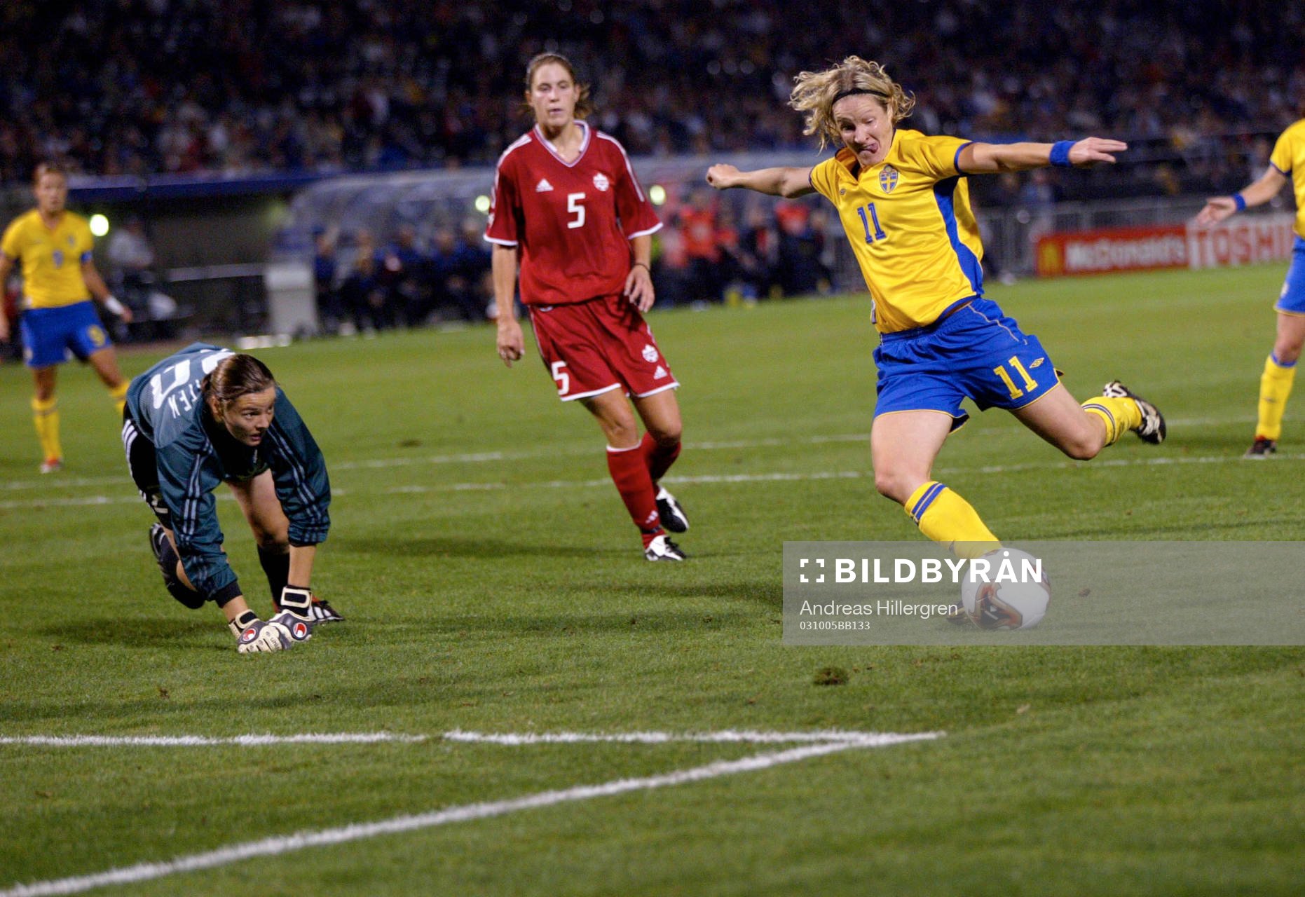  Victoria Svensson, Sverige, missar ett öppet läge mot  Taryn Swiatek, målvakt, Canada.