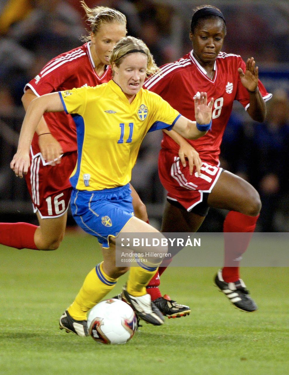  2-1 Victoria Svensson uppvaktad av Brittany Timko och Tanya Dennis, Kanada.