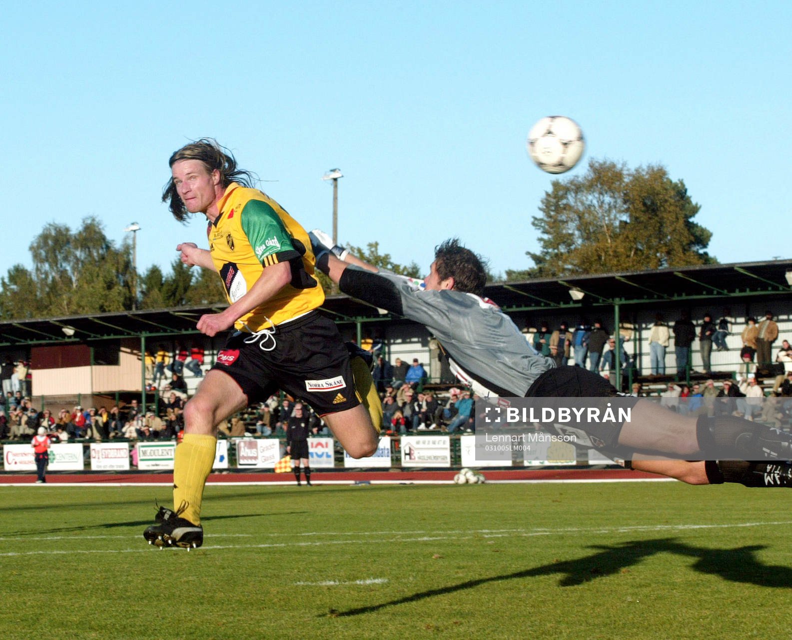   Segermålet, Fredrik Hana Andersson nickar in 2-1 bakom Karlskronas målvakt. 