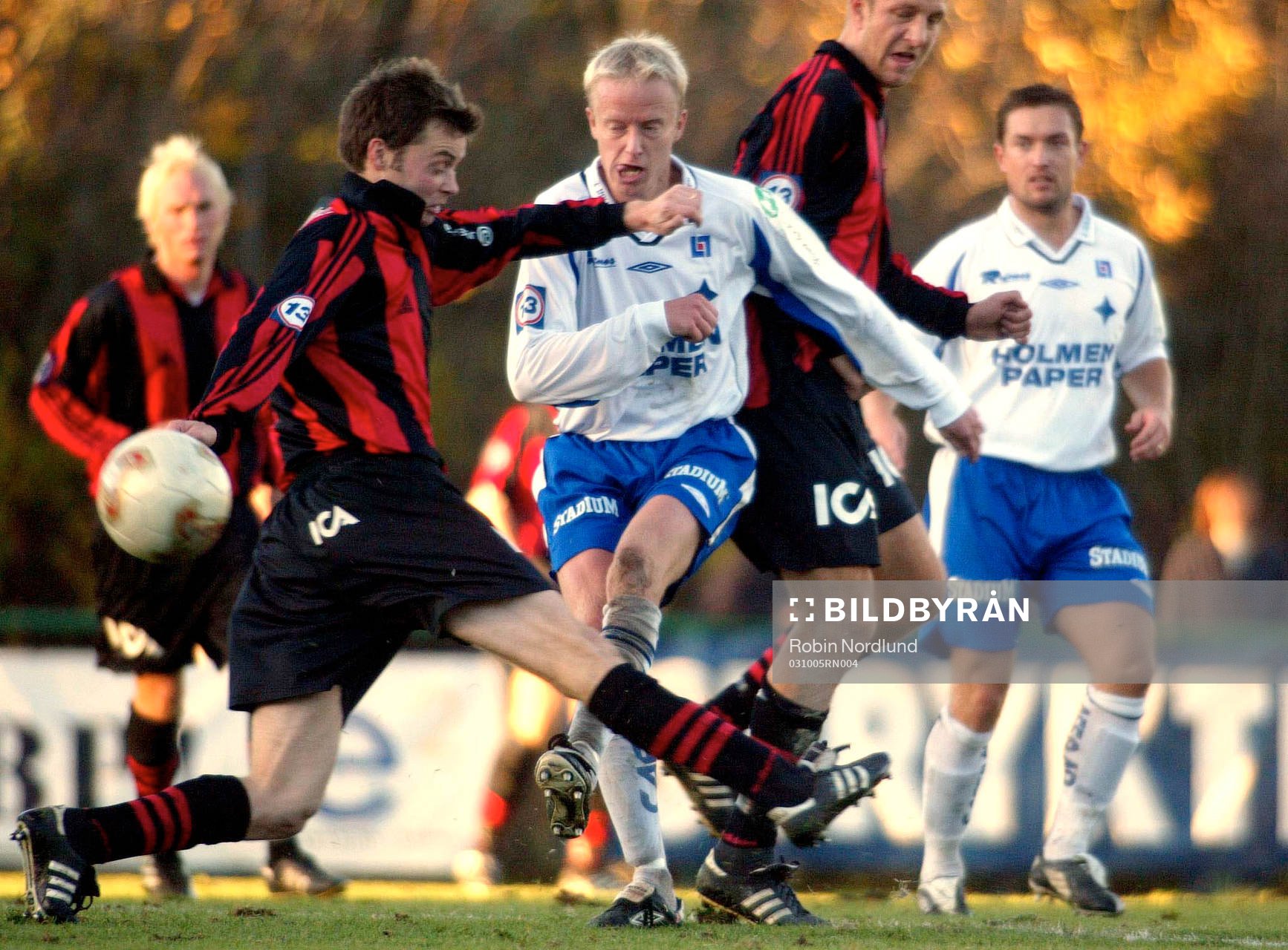  Målskytten Niclas Fredriksson, Norrköping i närkamp med Einar Brekkan, Brommapojkarna.