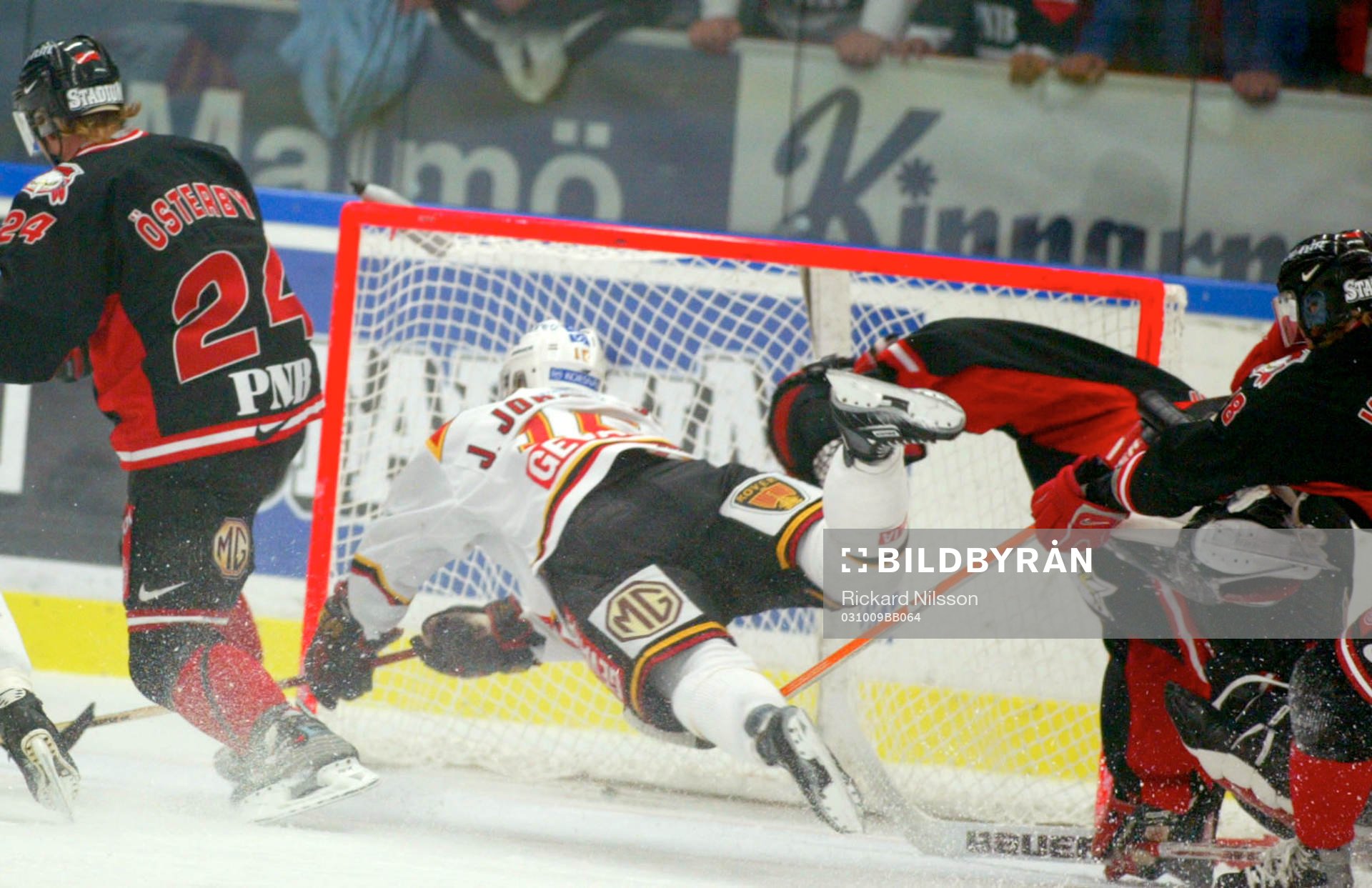 Brynäs, Jakob Johansson, flyger framför Malmös mål