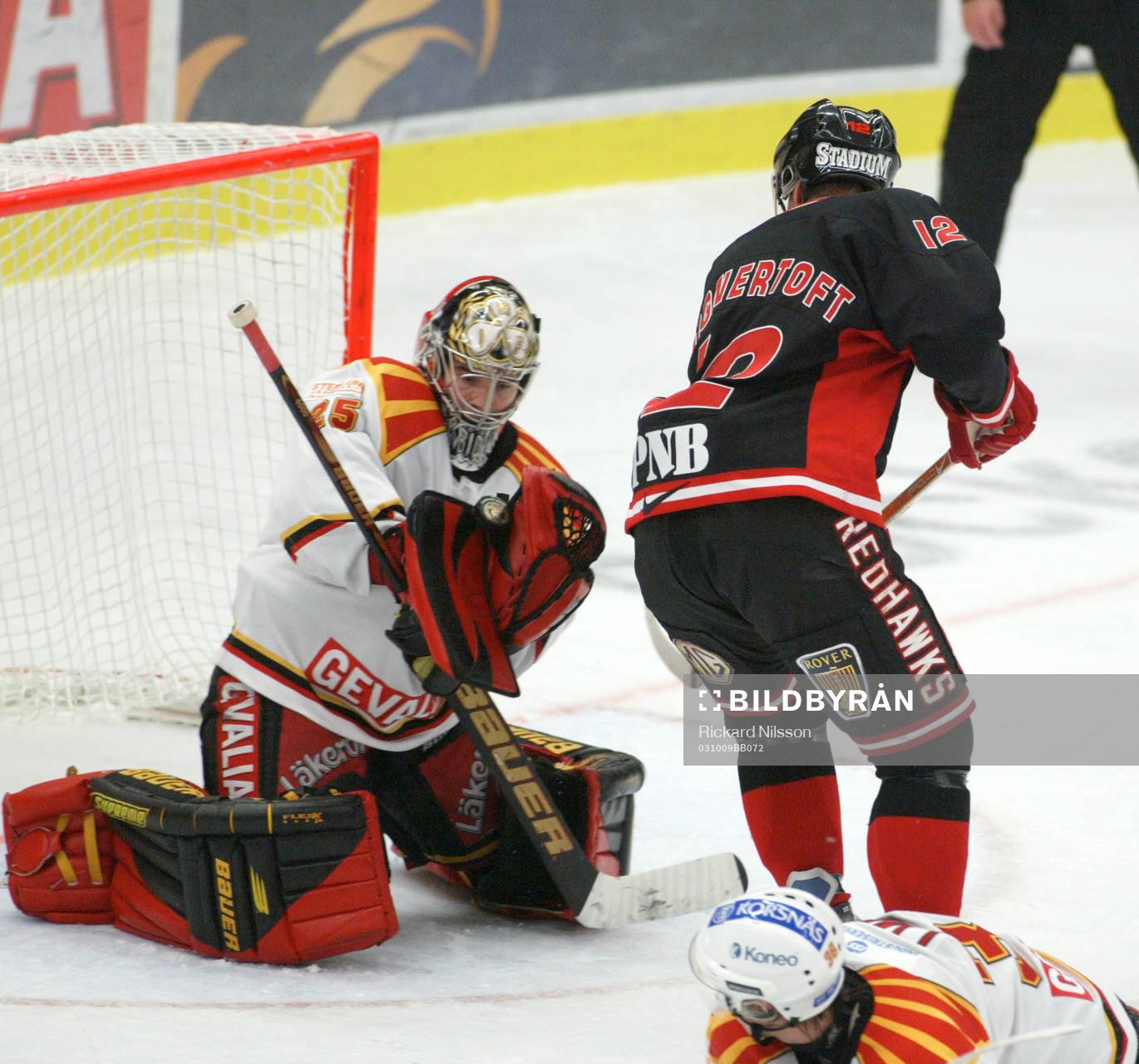 Markus Korhonen, målvakt, Brynäs plockar pucken