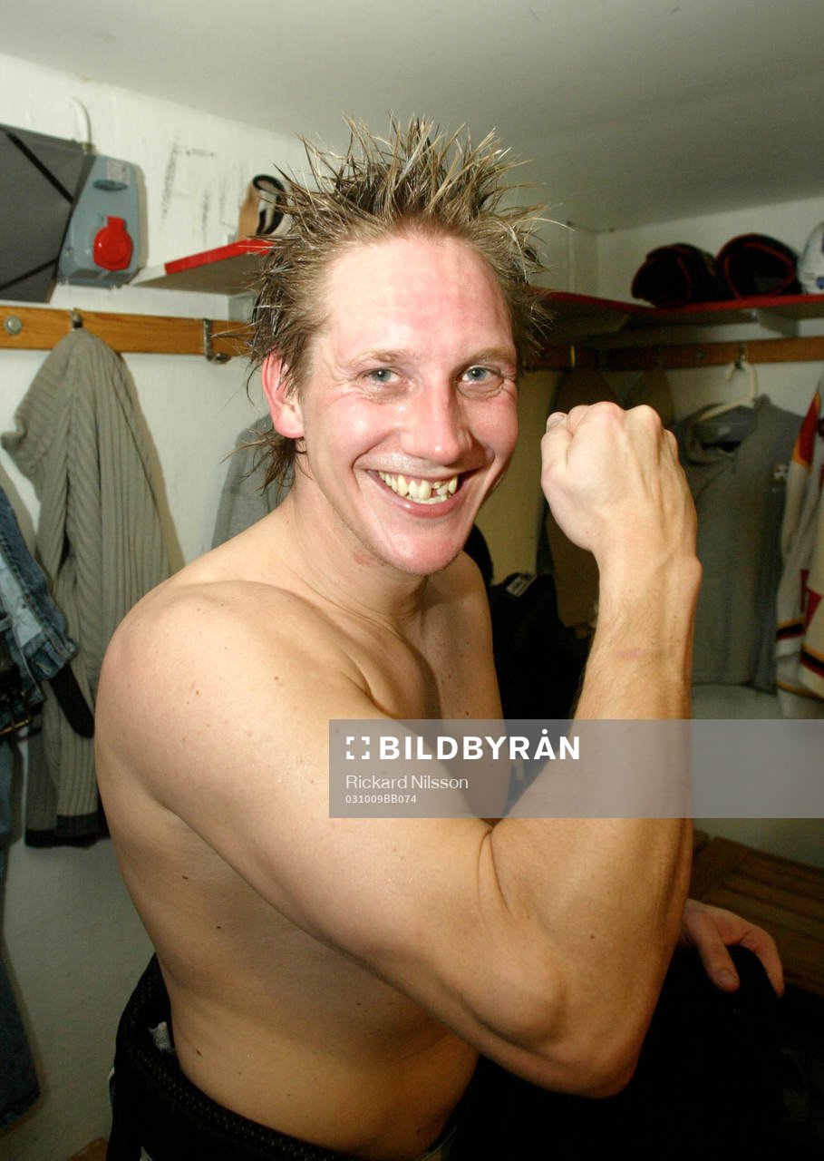 Brynäs tremålsskytt, Mikael Lind, spänner musklerna
