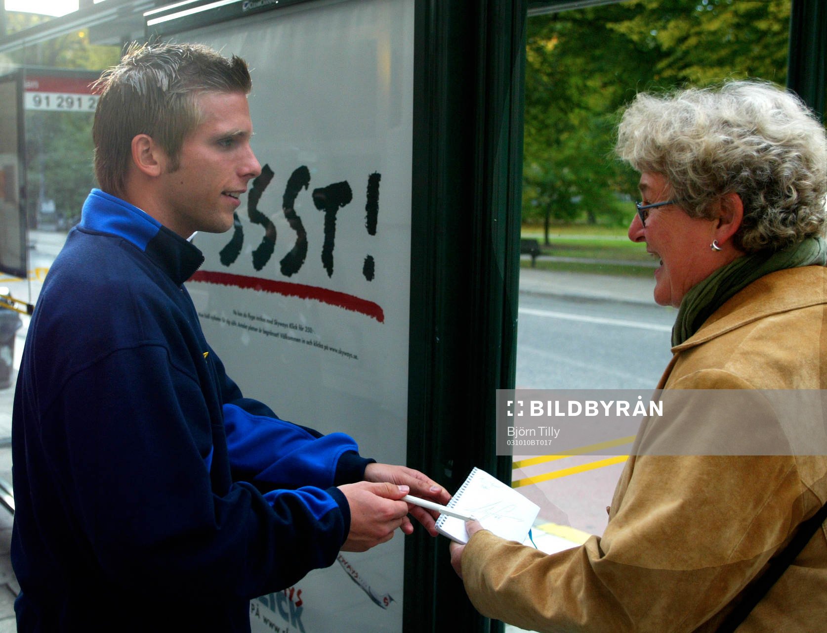 Anders Svensson skriver autograf på Sturegatan