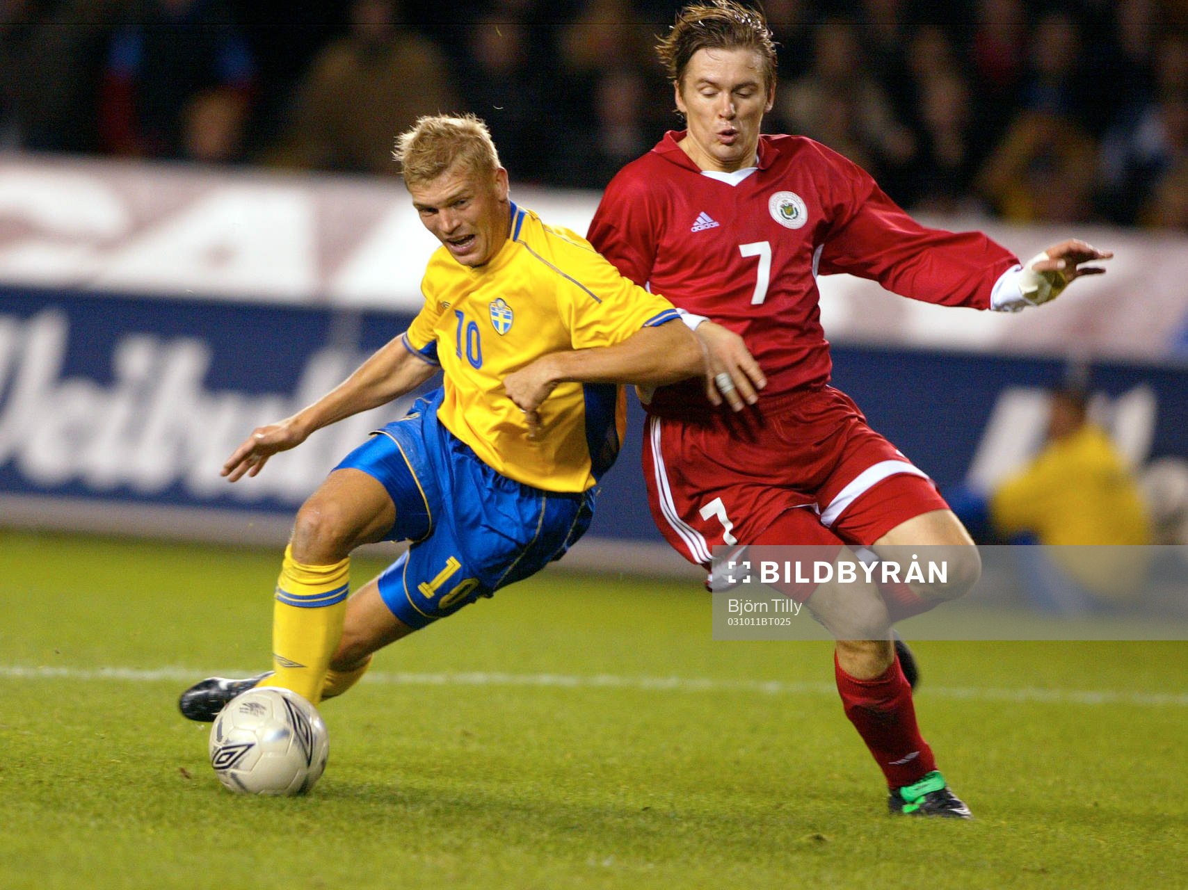 Fotboll, EM-Kval, Sverige - Lettland: Marcus Allbäck, Sverige fälls av Dzintars Bleidelis, Lettland