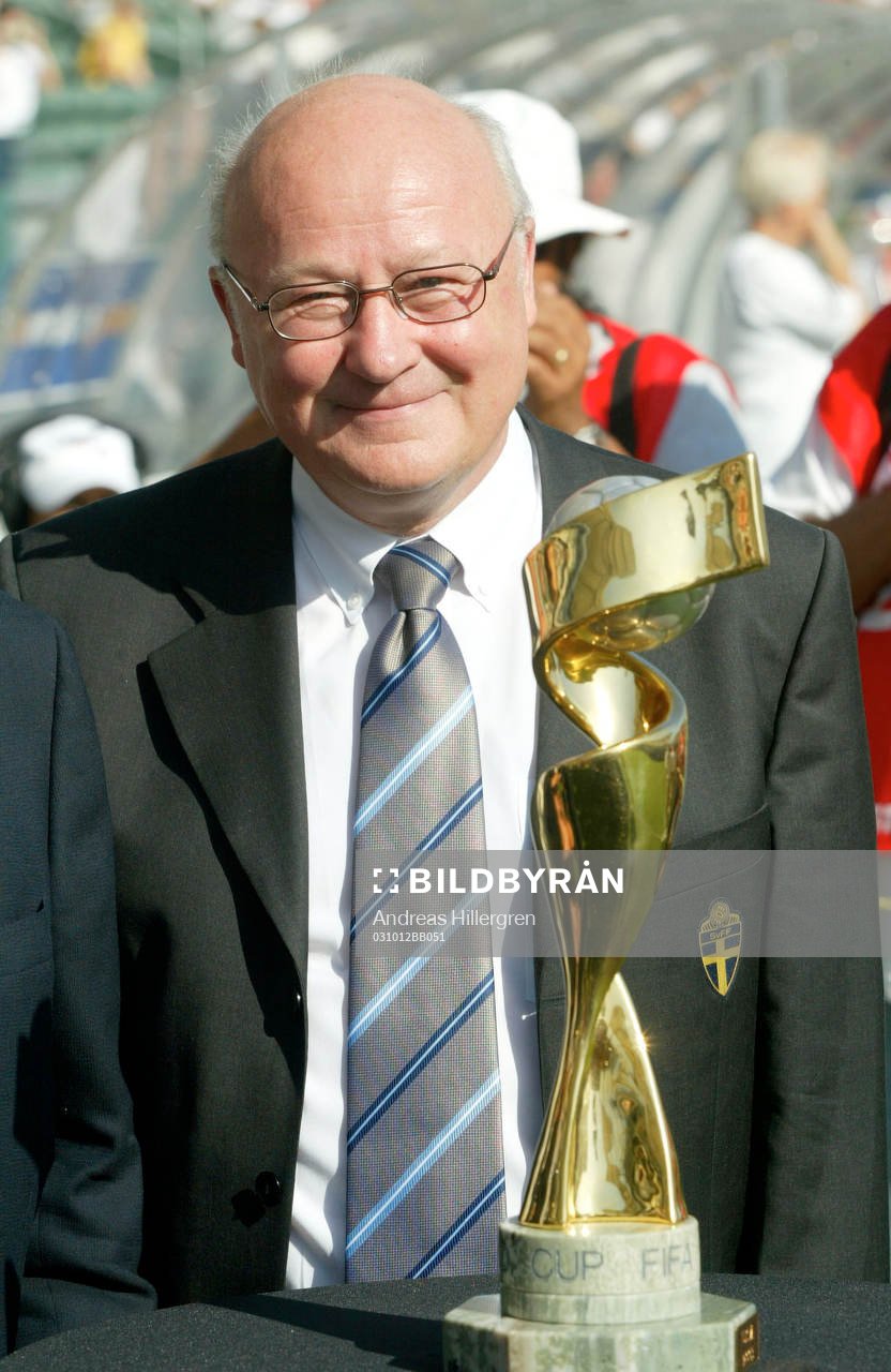  Lars-Åke Lagrell, Ordförande Svenska Fotbollsförbundet - närmare än så kom vi inte VM-Pokalen…