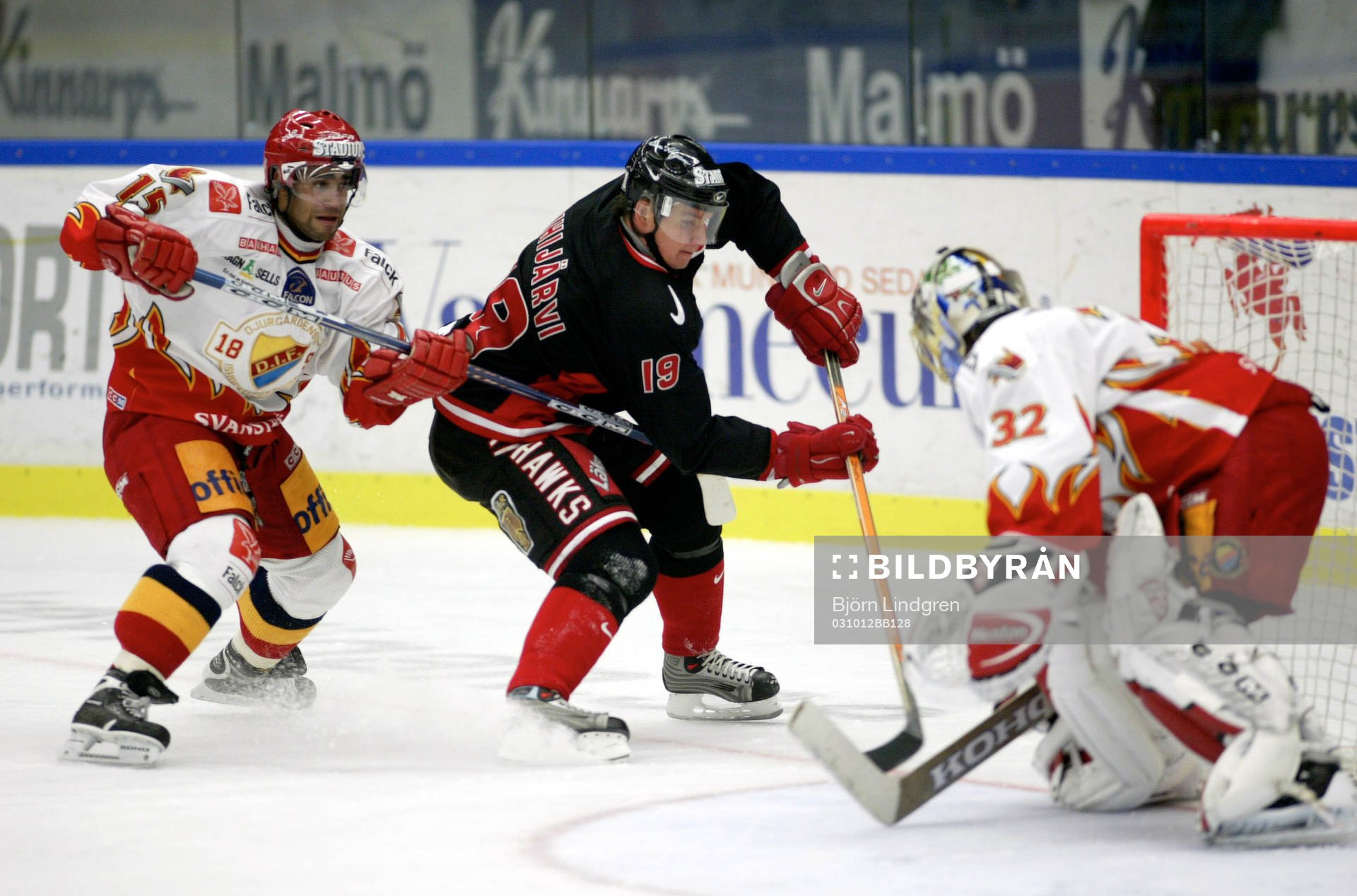 Juha Riihijärvi, Malmö, får nästan in pucken bakom