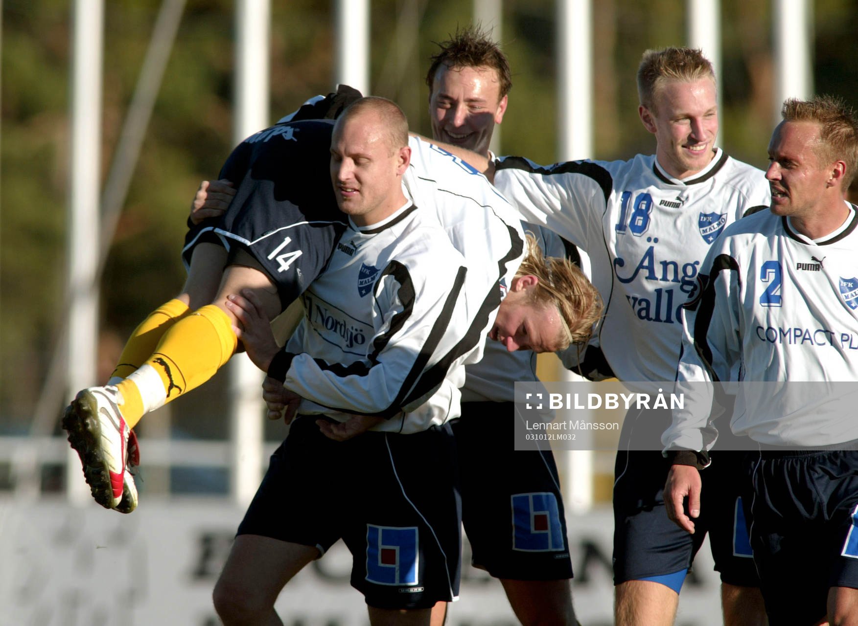 Magnus Eriksson har avgjort och grattas. Magnus tackar