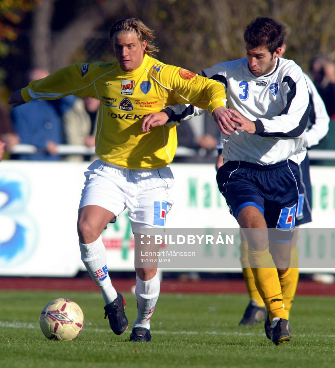  Andreas Drugge, lån från Elfsborg, håller undan för Ivan Milosevic.