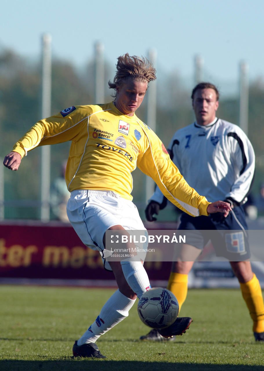 Andreas Drugge, lån från Elfsborg tar bollen framför