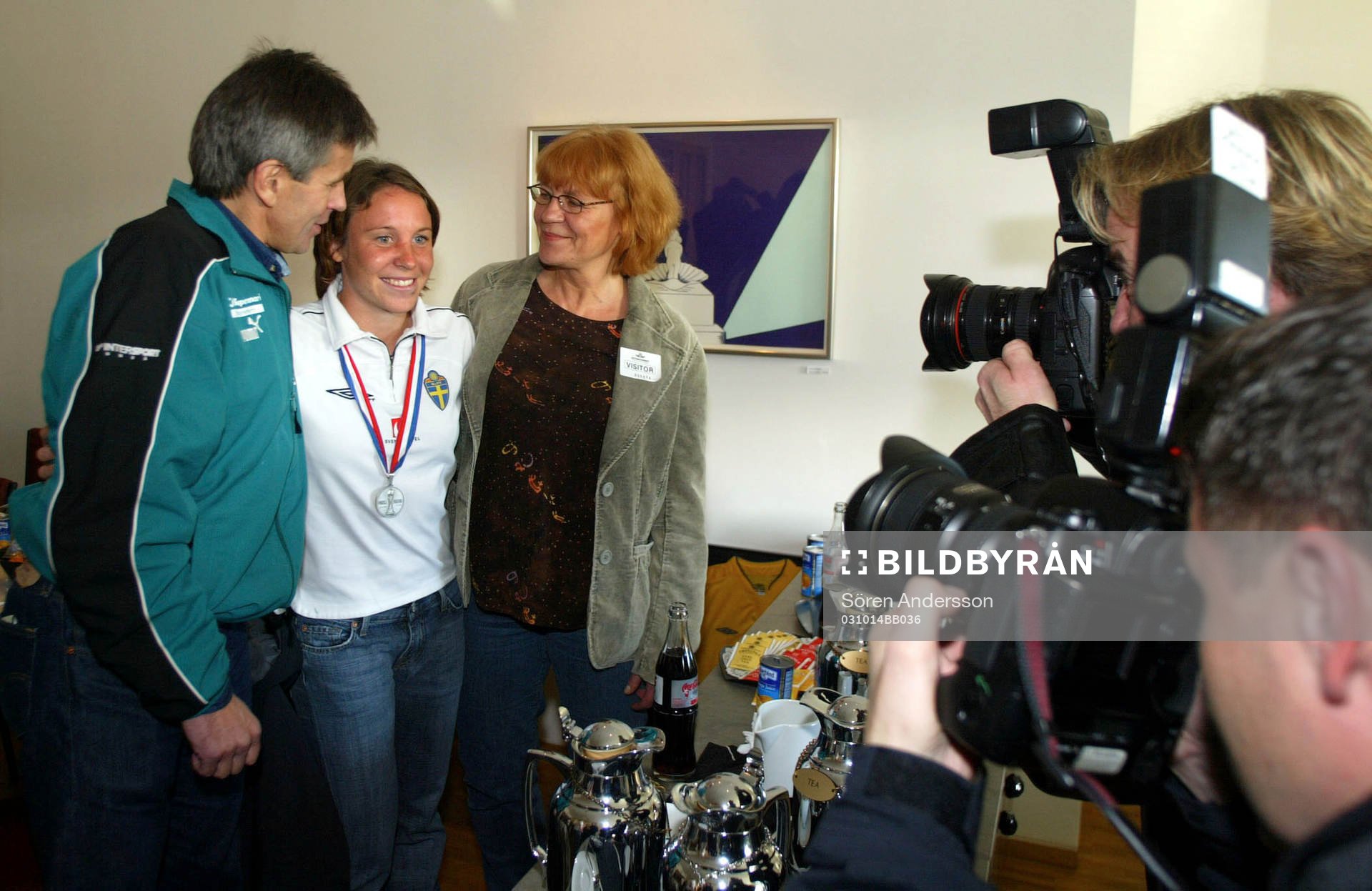 Göran, Hanna och Helen Ljungberg plåtas på Arlanda