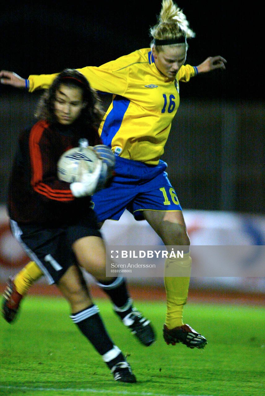 Fotboll, dam, F16, Sverige - Tyskland: Lisa Dahlkvist, Sverige och Romina Holz, målvakt, Tyskland.