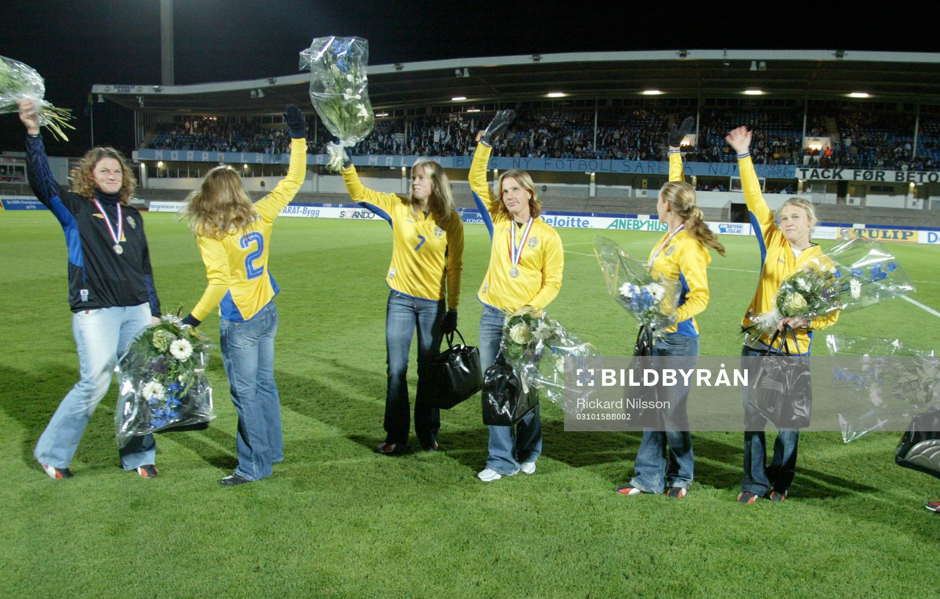 Fotboll, Uefa-cupen, Malmö - Lissabon: Malmös VM-tjejer hyllades innan matchen.