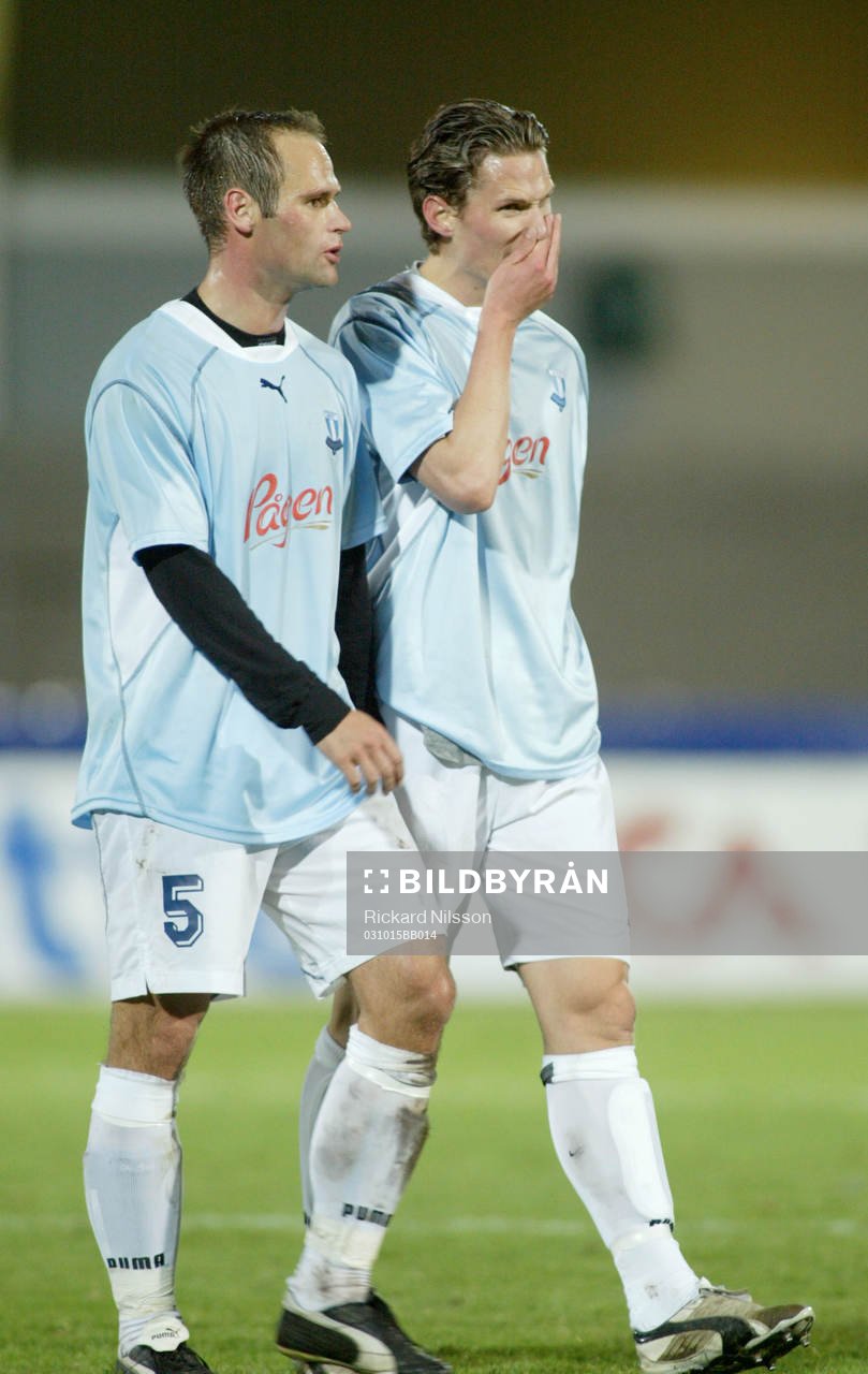 Fotboll, Uefa-cupen, Malmö - Lissabon: Deppiga Malmö-spelare, Thomas Olsson och Jon Jönsson.
