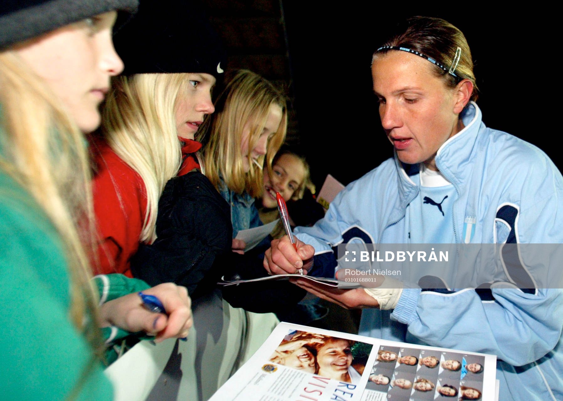 VM-hjälten Malin Andersson uppvaktas av autografjägare
