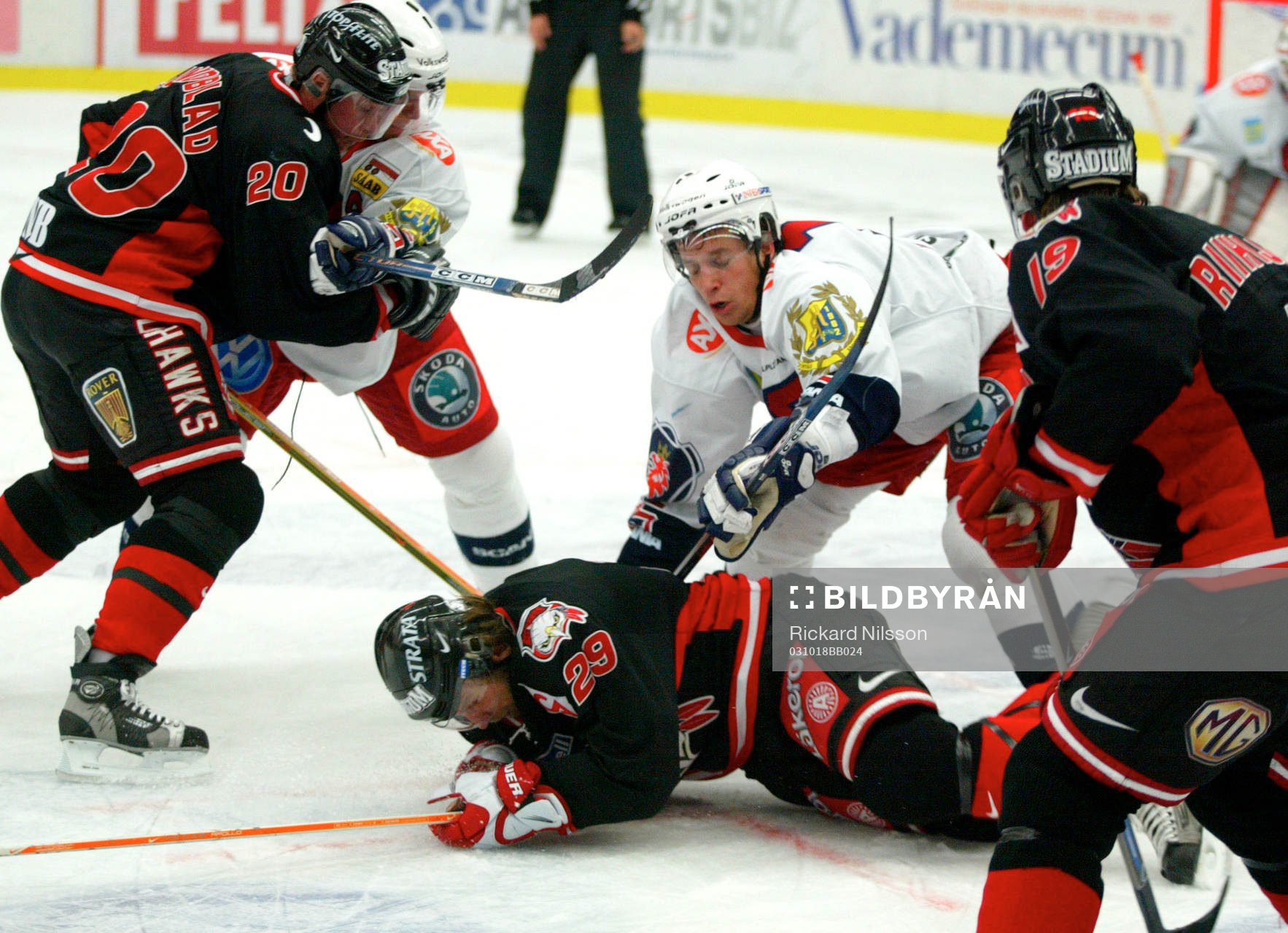 Antti Törmänen, Södertälje, trycker ner Kim Staal,