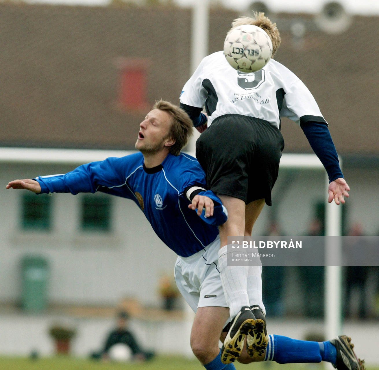 Rikard Lindberg trycks i ryggen