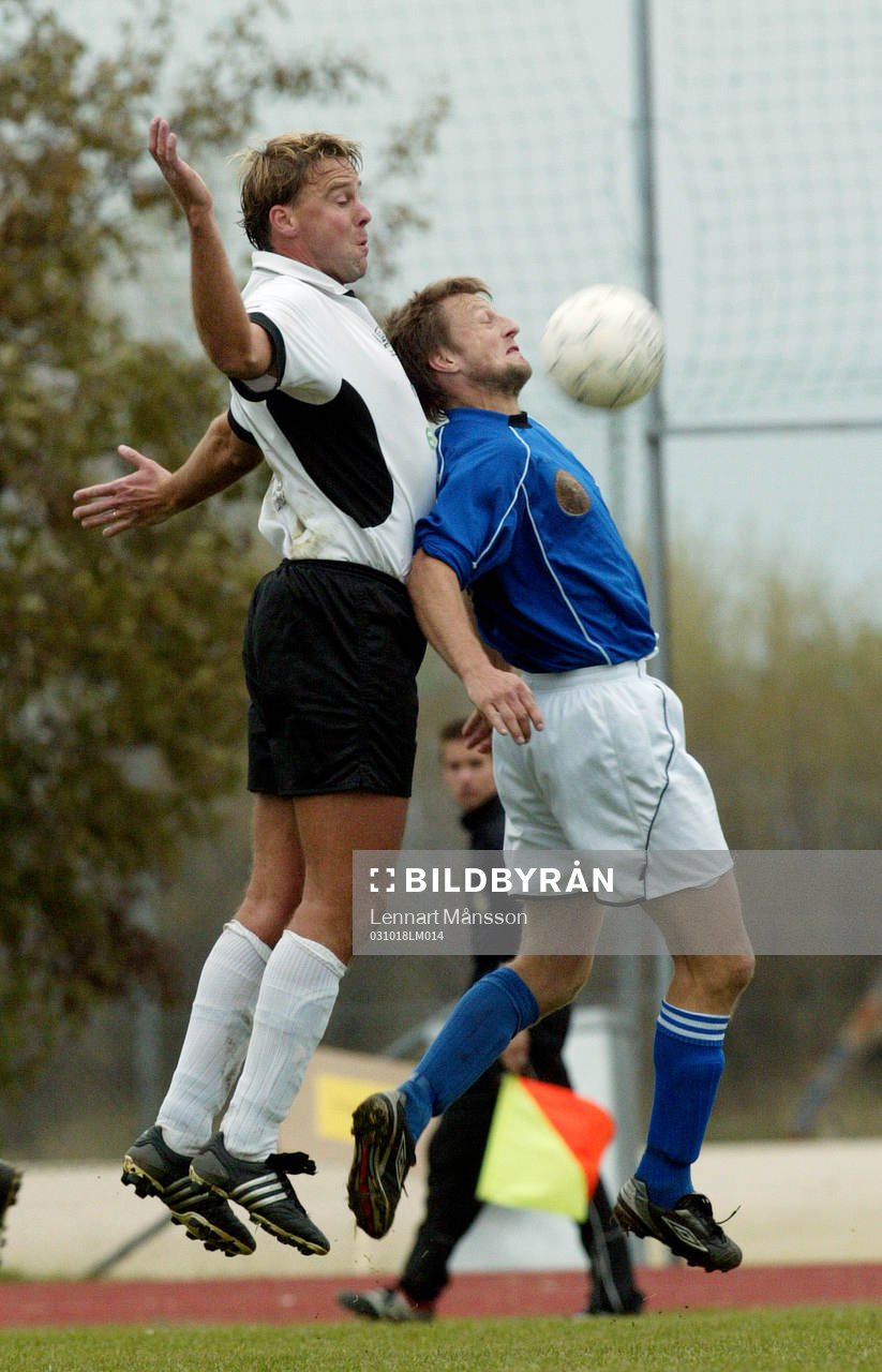 Jonas Wirmola trycker Rikard Lindberg i ryggen