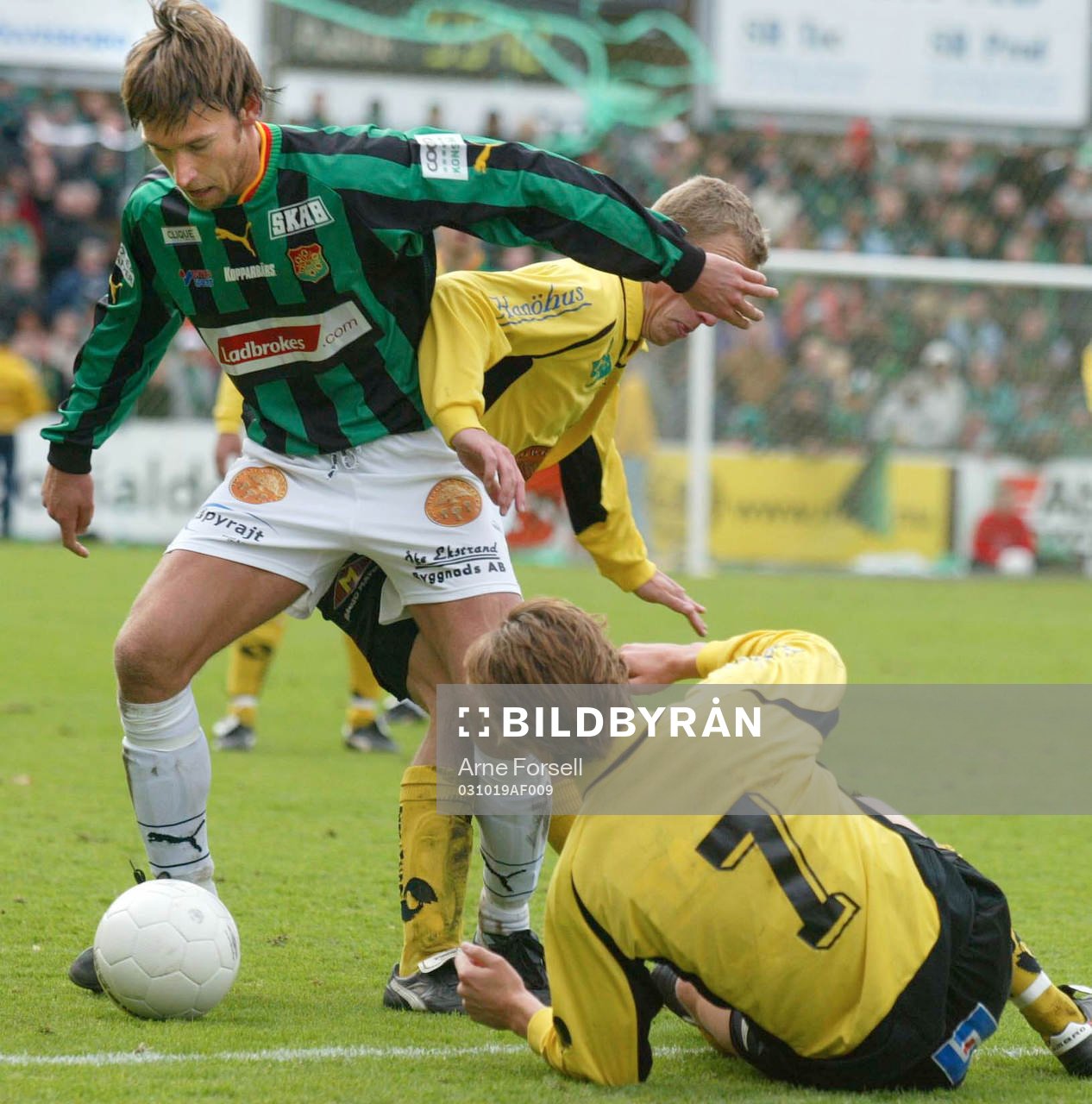 s Ville Viljanen har fått Mjällbys Daniel Nicklasson på