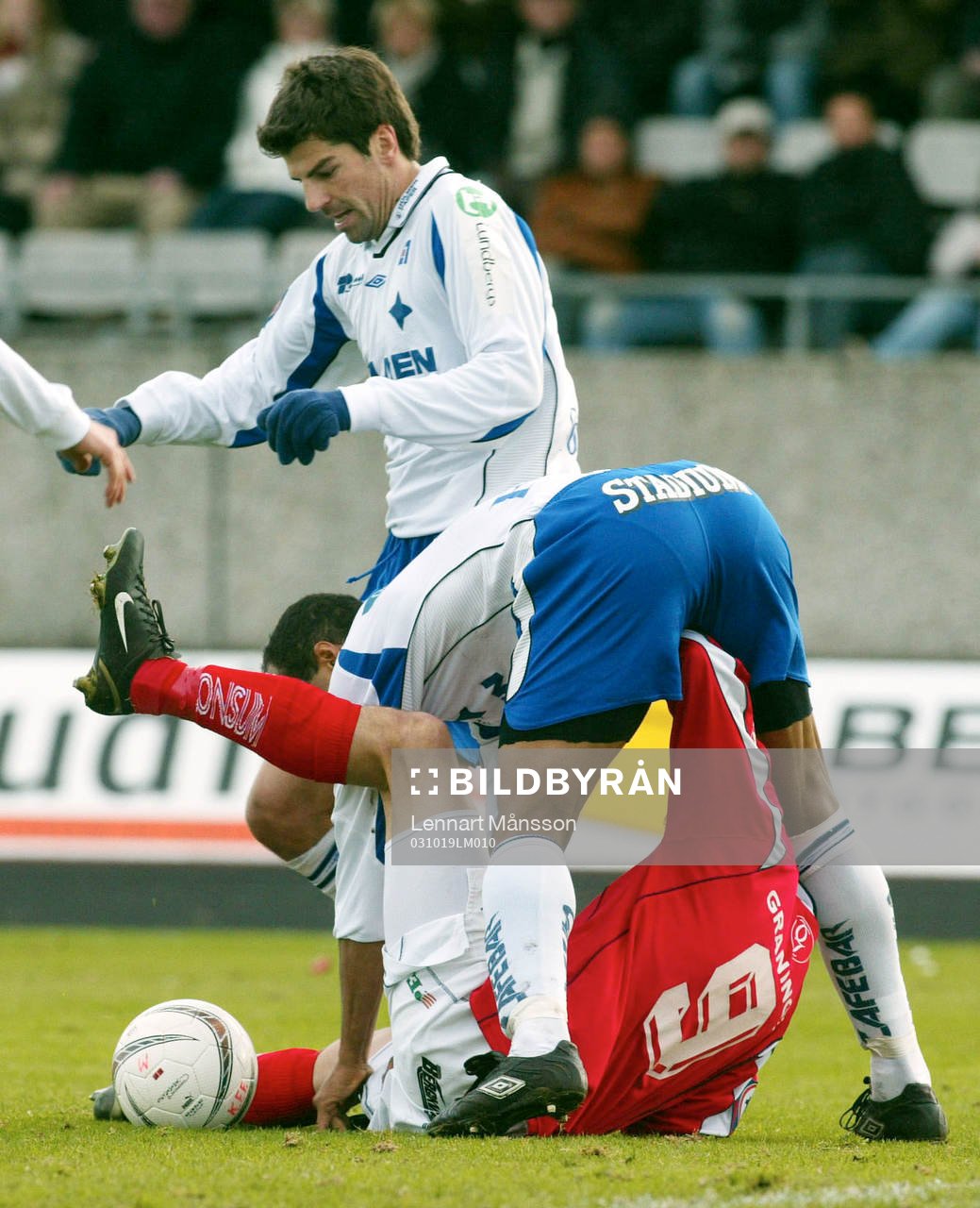 Daniel Mendes  liggande och Filip Apelstav