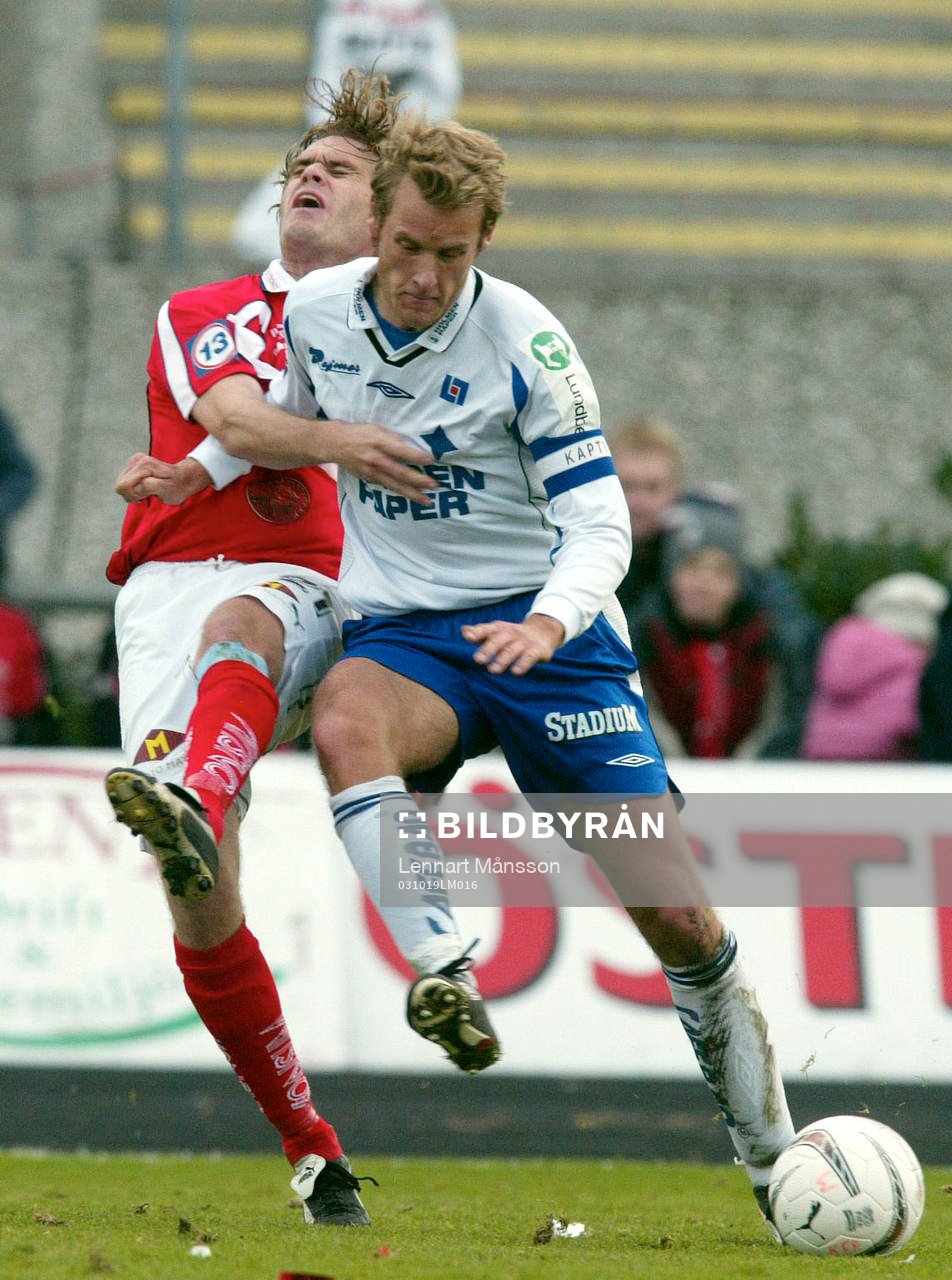 Lasse Johansson försöker stoppa IFK:s Mikael Roth