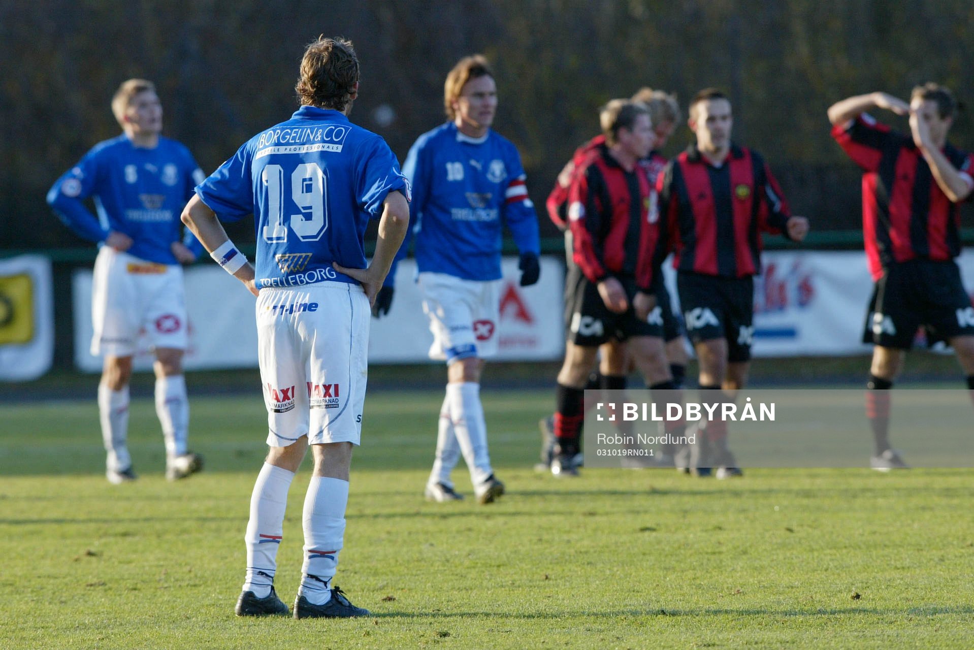  Patrik Redo, tittar på när Brommapojkarna kvitterat till 1-1 genom Johnny Gustafsson.