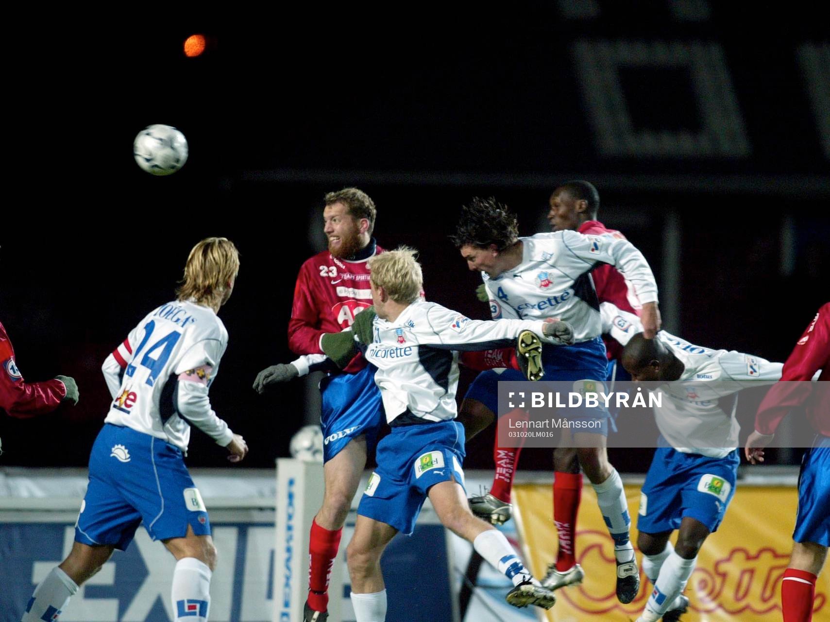 Fredrik Bild rensar framför anstormande Jesper Jansson,