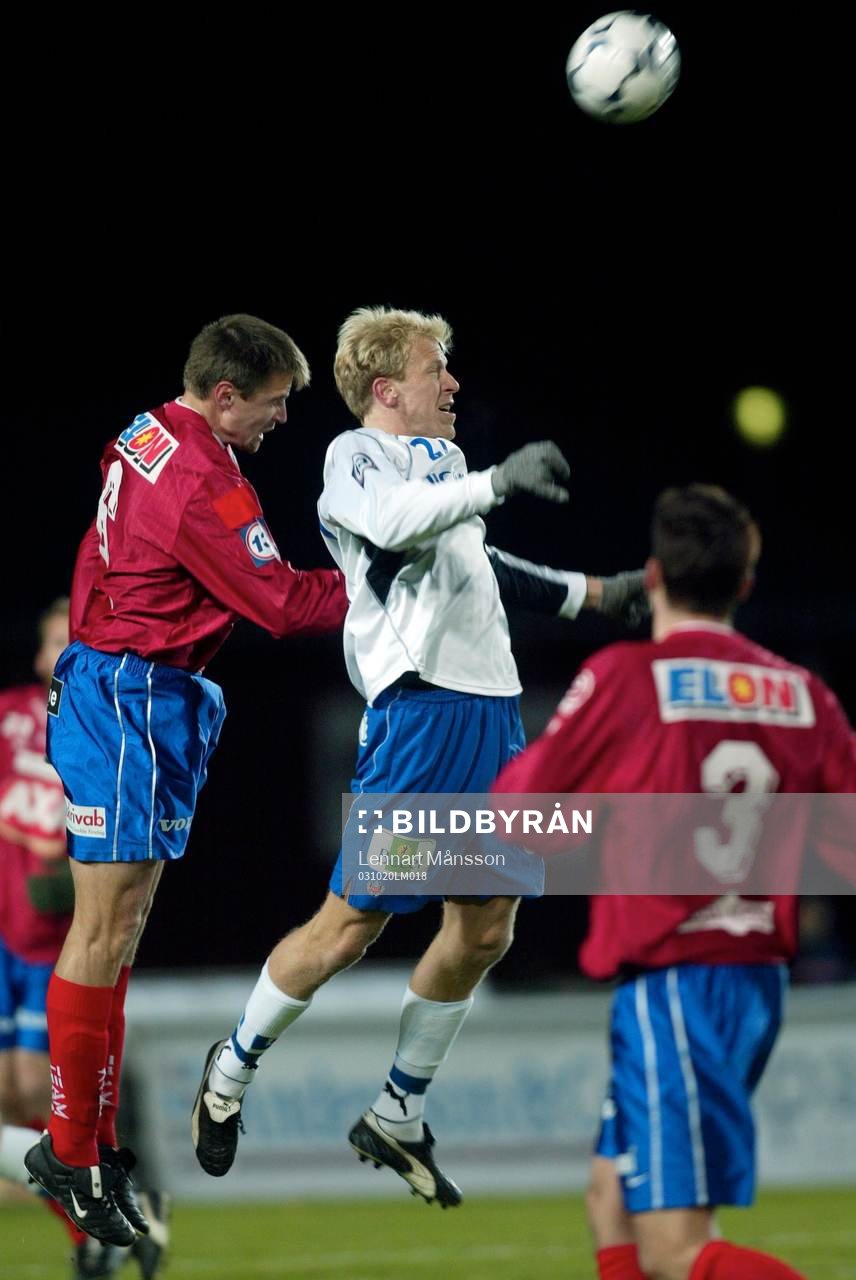 Gustaf Andersson nickar till med Christer Thor i ryggen