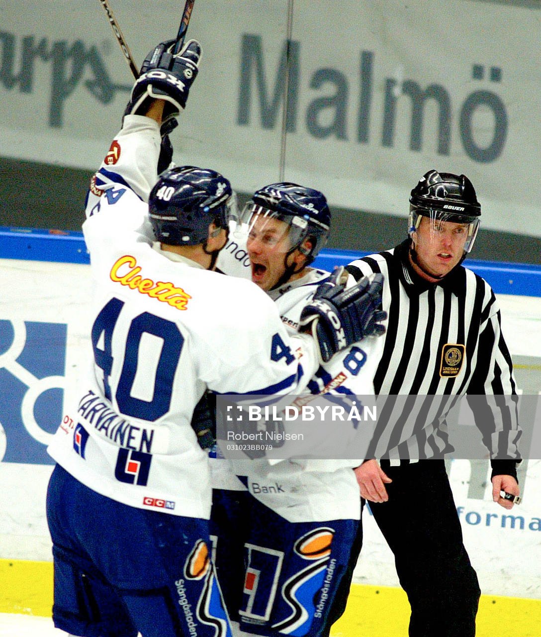 Mikko Peltola kramas om av Jussi Tarvainen