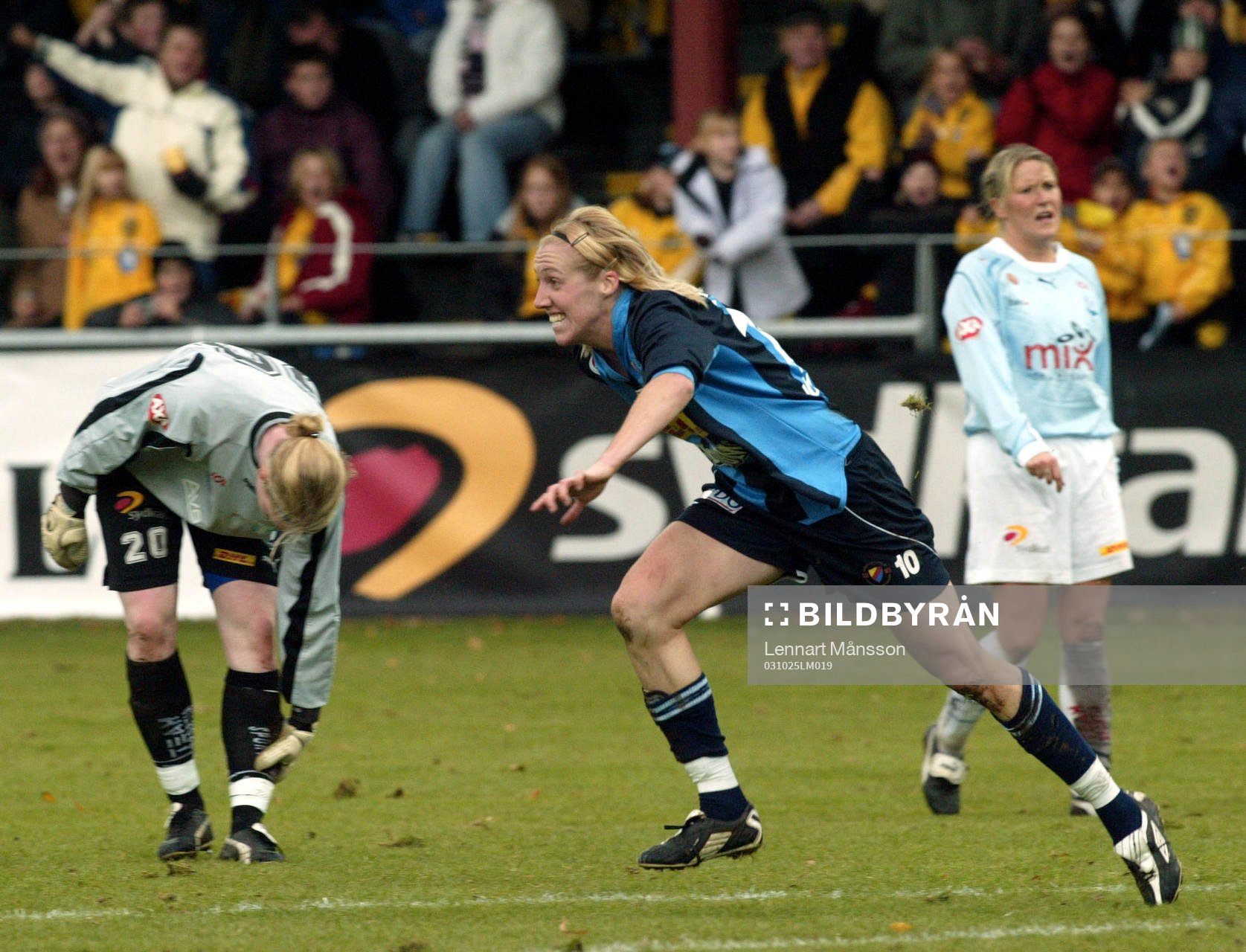 Fotboll, Damallsvenskan, Malmö - Djurgården/Älvsjö: Djurgården/Älvsjö Svenska Mästare 2003: Sara Johansson jublar
