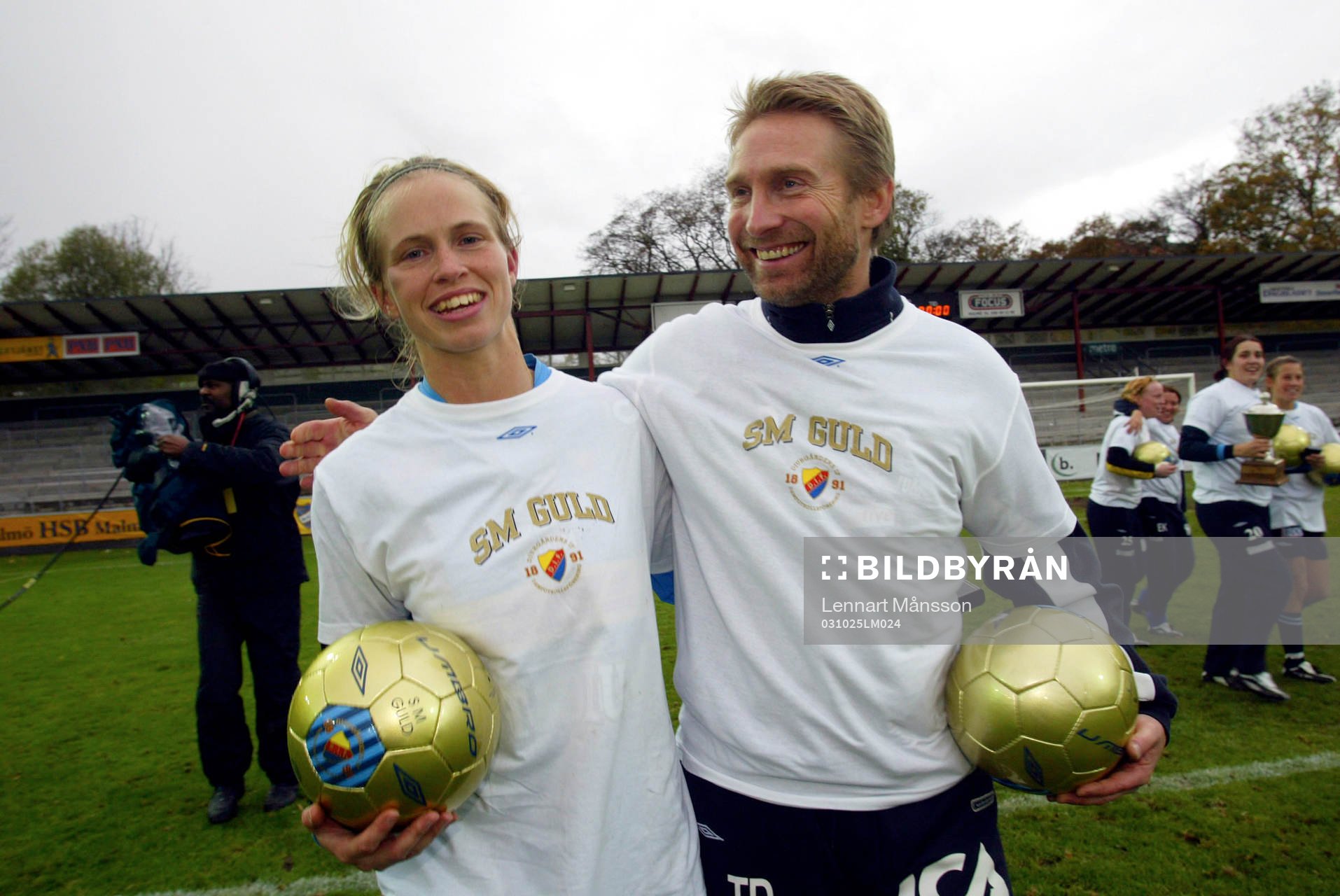  Djurgården/Älvsjö Svenska Mästare 2003: Jenny Curtsdotter kramas om av tränaren Thomas Dennerby
