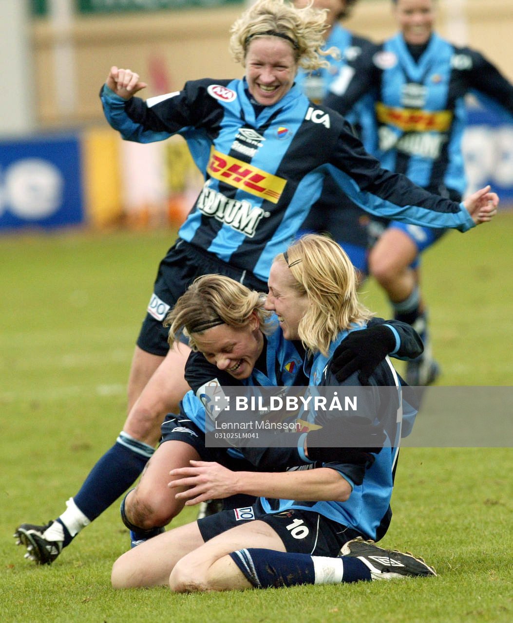  De tre målskyttarna Victoria Svensson, Ulrika Björn och Sara Johansson, jubel.